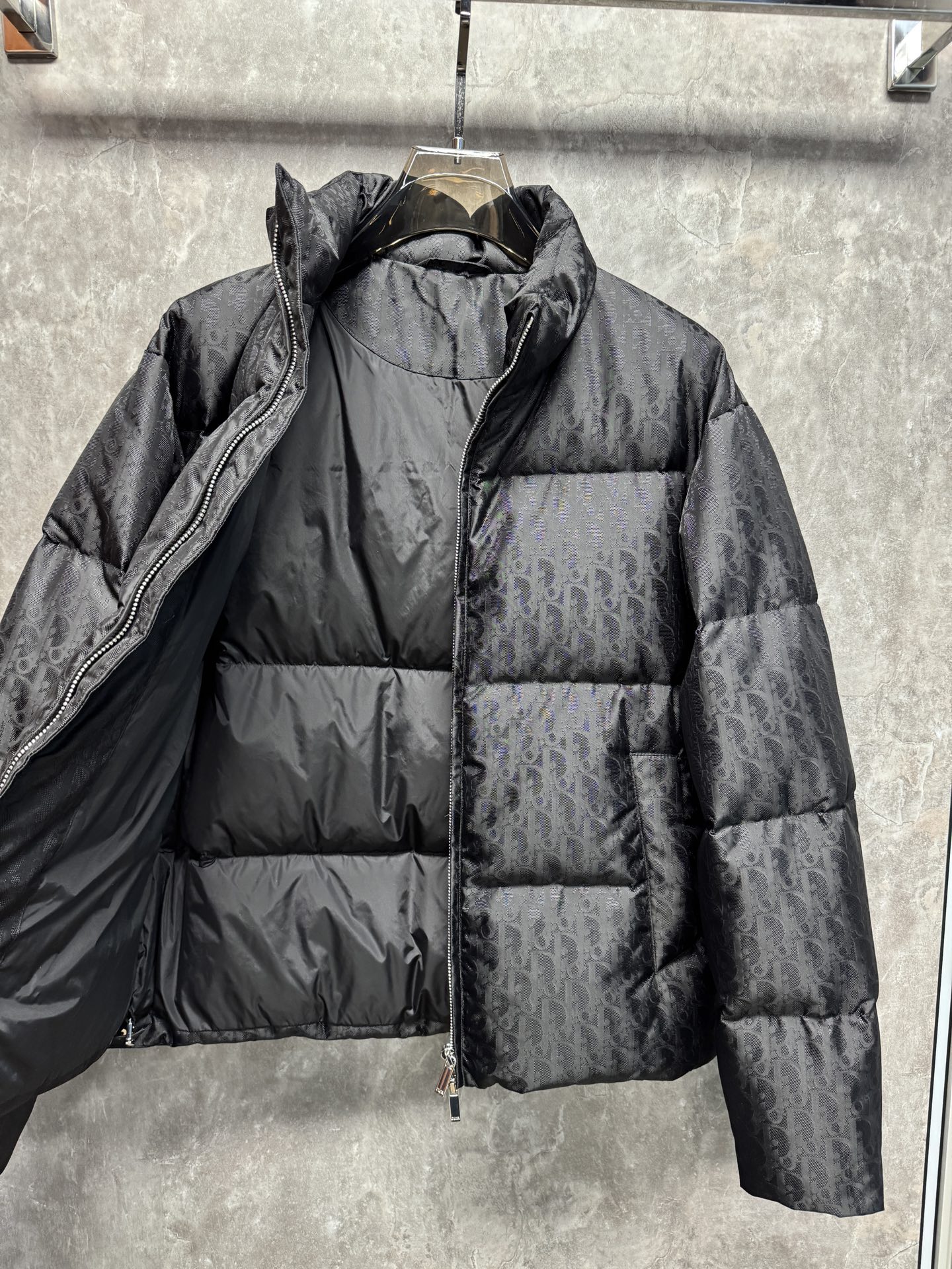 25秋冬上新 DIOR羽绒服 满身印花logo高端大气 选用进口面料 充绒量十足 定制五金 简约时尚 适