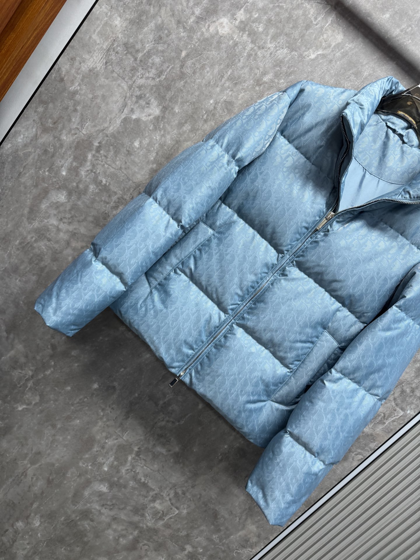 25秋冬上新 DIOR羽绒服 满身印花logo高端大气 选用进口面料 充绒量十足 定制五金 简约时尚 适