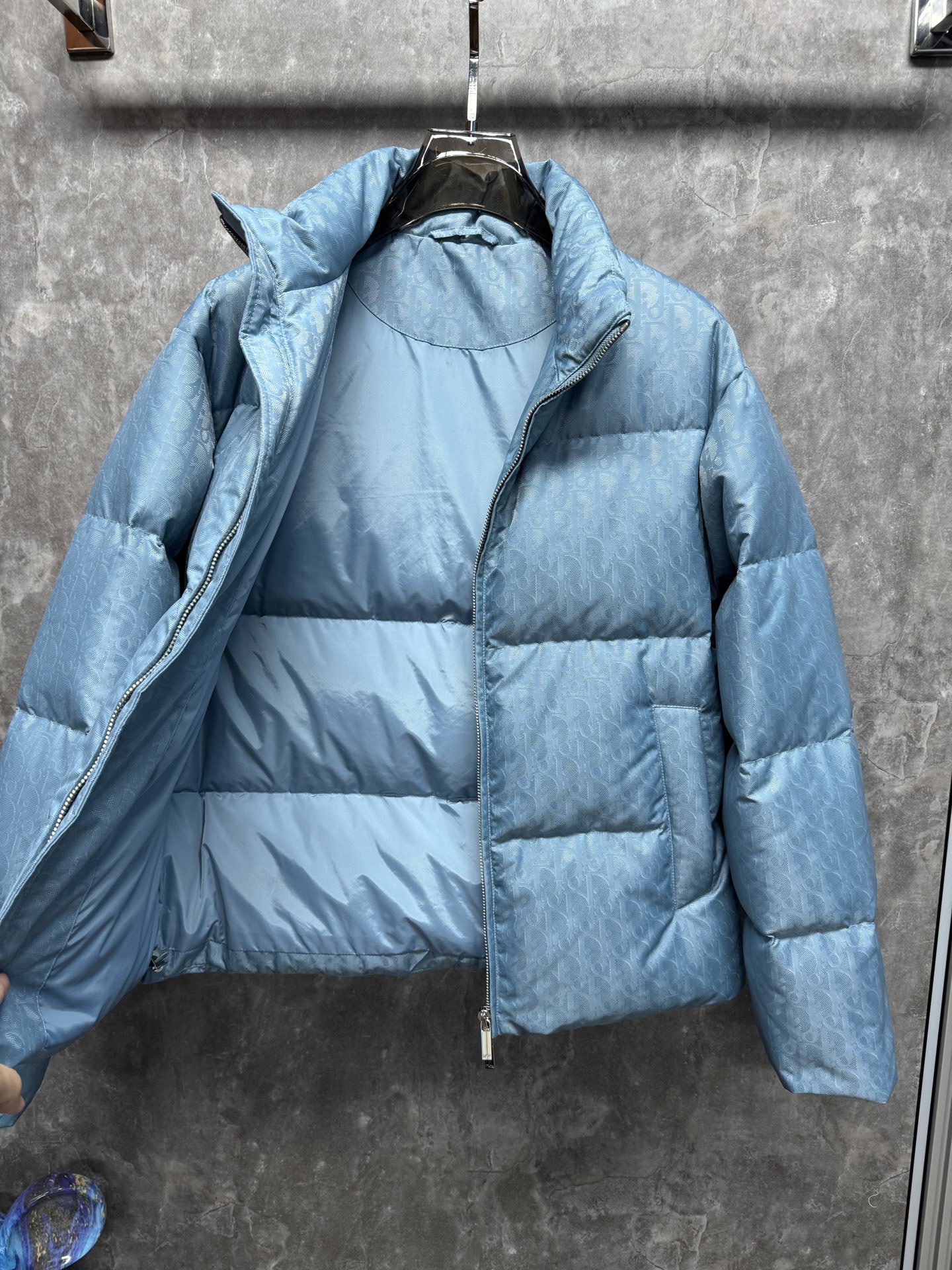 25秋冬上新 DIOR羽绒服 满身印花logo高端大气 选用进口面料 充绒量十足 定制五金 简约时尚 适