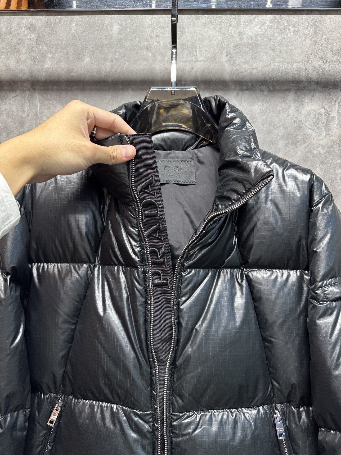 25秋冬上新 PRADA羽绒服 选用进口面料 充绒量十足 定制五金 简约时尚 适配商务、休闲等多种场合 