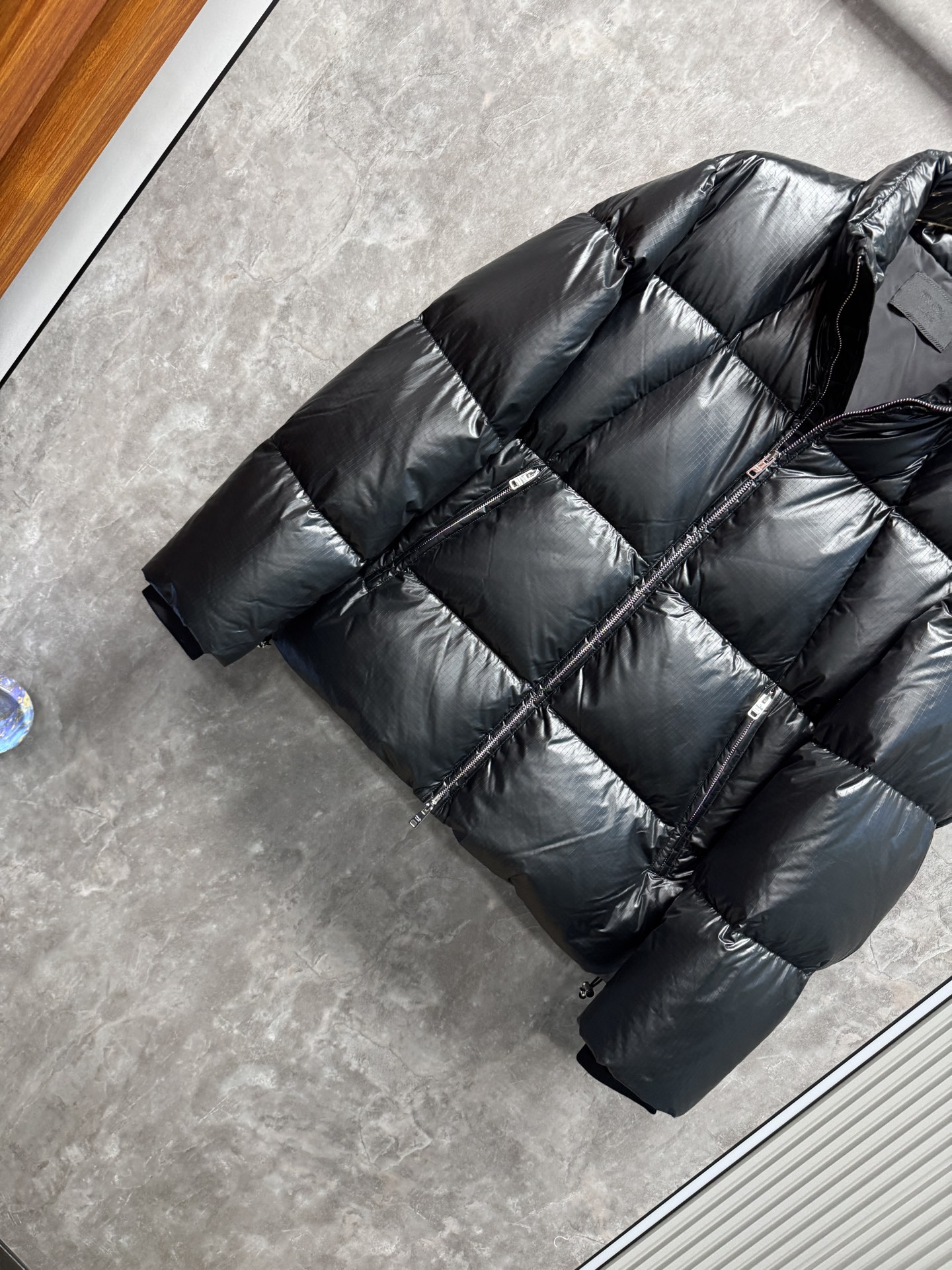 25秋冬上新 PRADA羽绒服 选用进口面料 充绒量十足 定制五金 简约时尚 适配商务、休闲等多种场合 