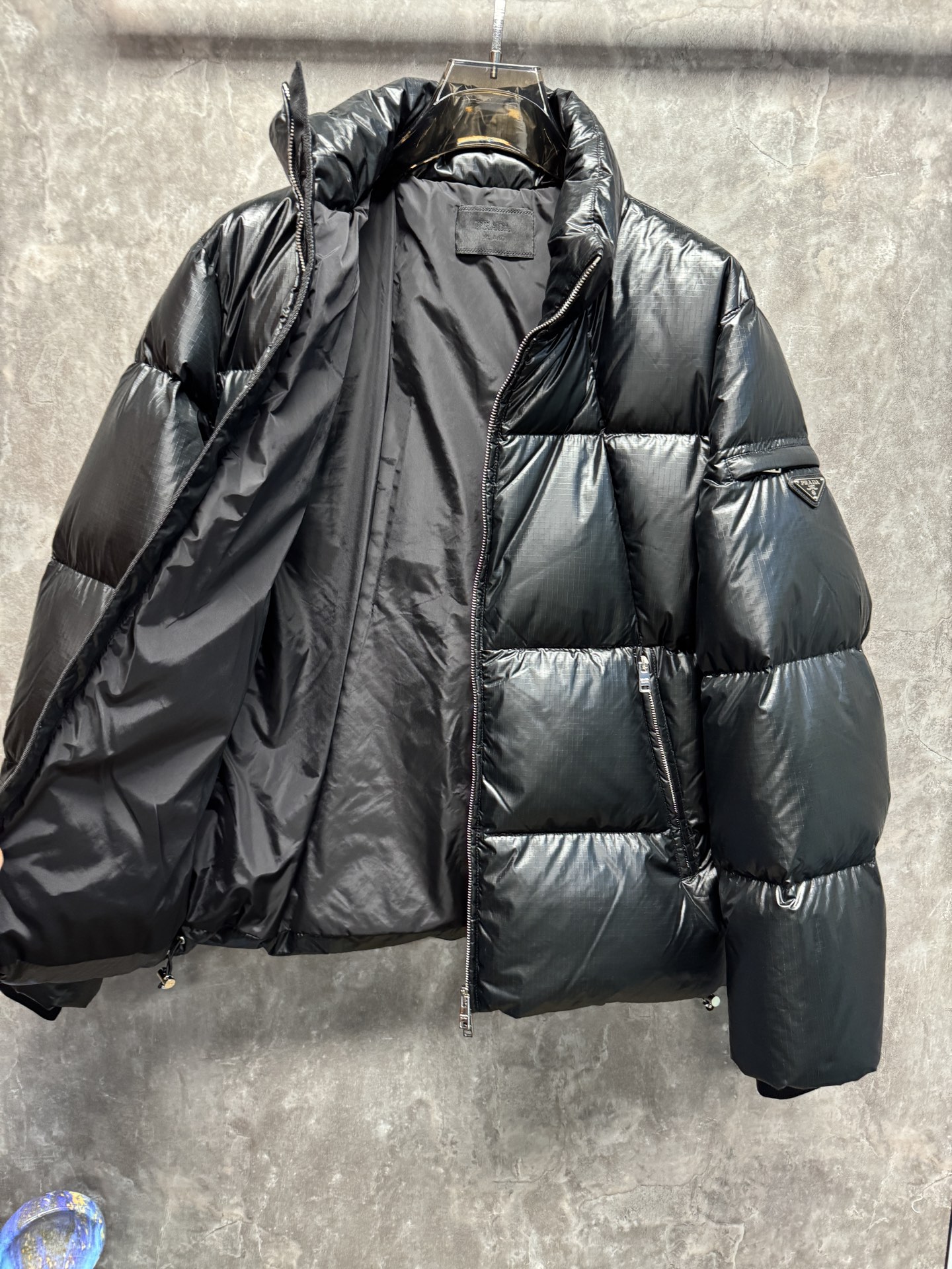 25秋冬上新 PRADA羽绒服 选用进口面料 充绒量十足 定制五金 简约时尚 适配商务、休闲等多种场合 