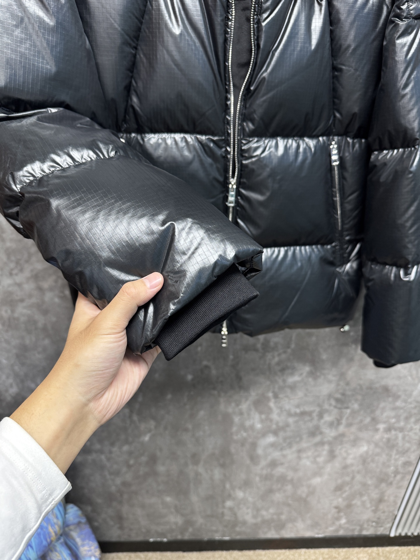 25秋冬上新 PRADA羽绒服 选用进口面料 充绒量十足 定制五金 简约时尚 适配商务、休闲等多种场合 