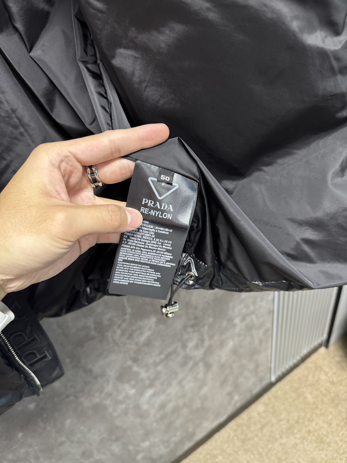 25秋冬上新 PRADA羽绒服 选用进口面料 充绒量十足 定制五金 简约时尚 适配商务、休闲等多种场合 