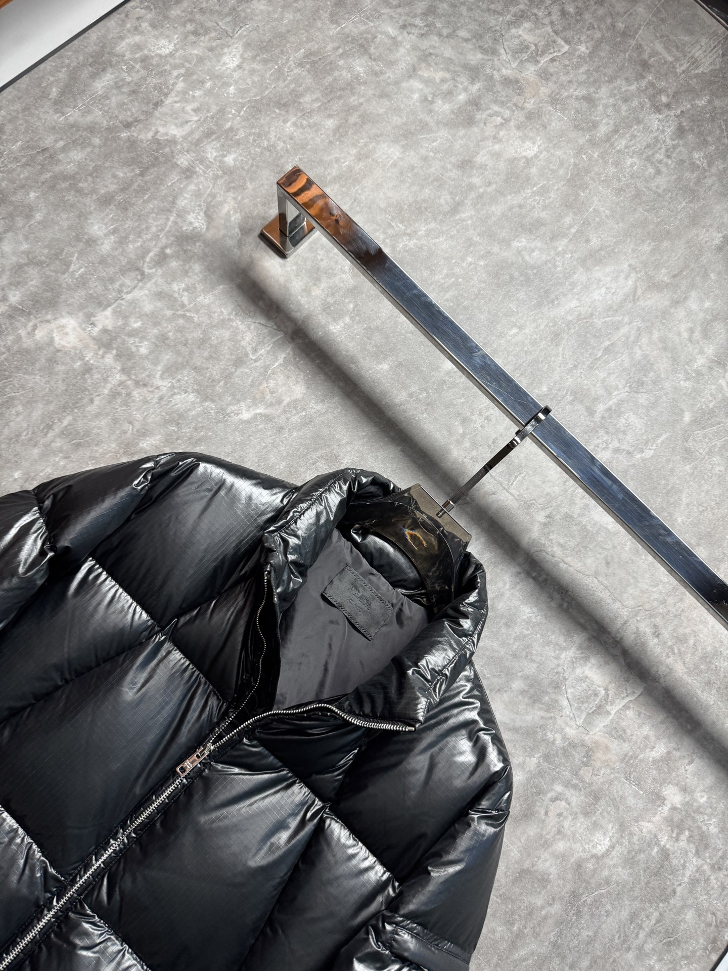 25秋冬上新 PRADA羽绒服 选用进口面料 充绒量十足 定制五金 简约时尚 适配商务、休闲等多种场合 