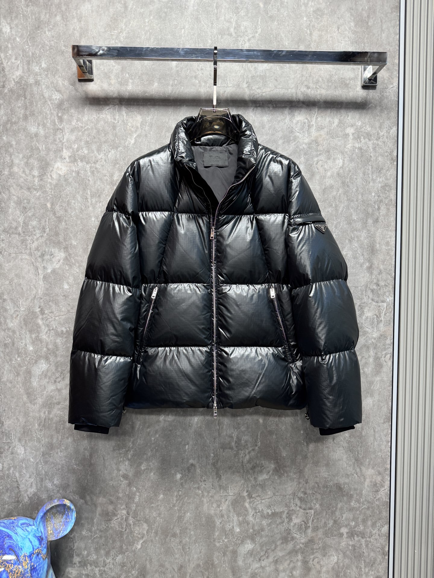 25秋冬上新 PRADA羽绒服 选用进口面料 充绒量十足 定制五金 简约时尚 适配商务、休闲等多种场合 