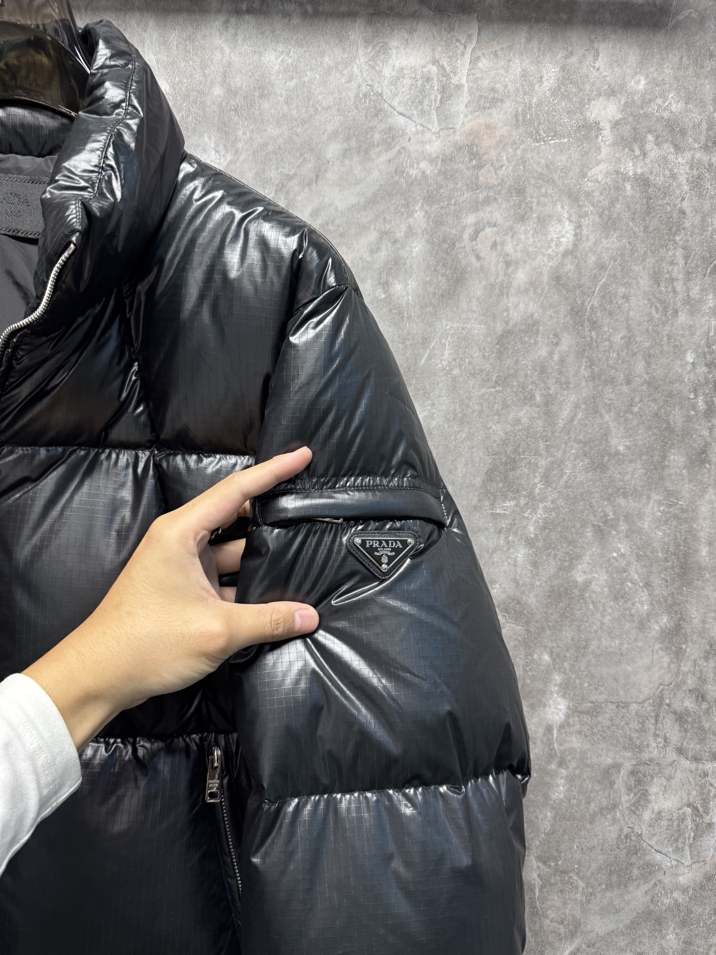 25秋冬上新 PRADA羽绒服 选用进口面料 充绒量十足 定制五金 简约时尚 适配商务、休闲等多种场合 