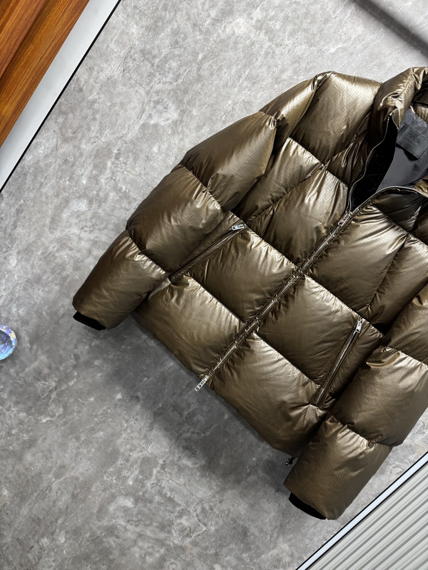 25秋冬上新 PRADA羽绒服 选用进口面料 充绒量十足 定制五金 简约时尚 适配商务、休闲等多种场合 