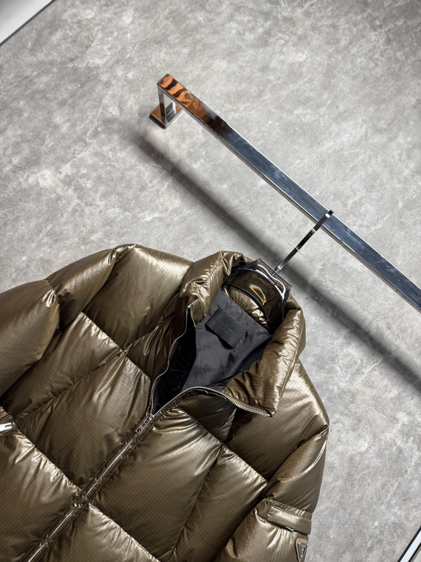 25秋冬上新 PRADA羽绒服 选用进口面料 充绒量十足 定制五金 简约时尚 适配商务、休闲等多种场合 