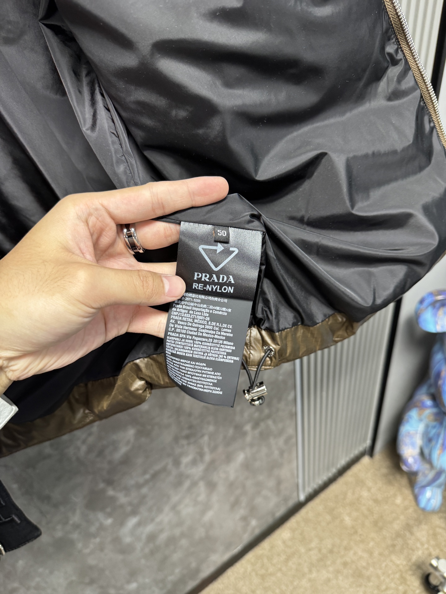 25秋冬上新 PRADA羽绒服 选用进口面料 充绒量十足 定制五金 简约时尚 适配商务、休闲等多种场合 