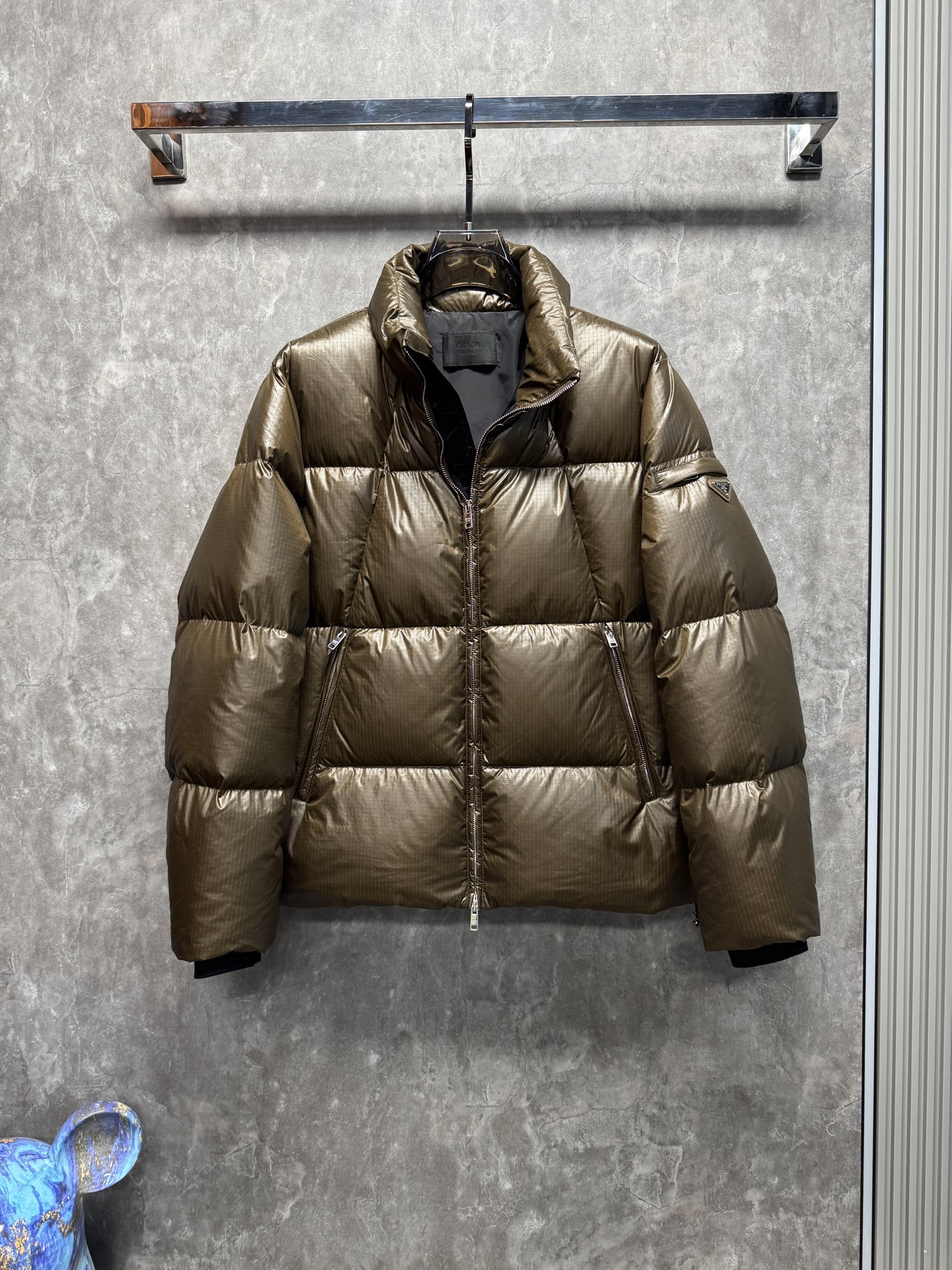 25秋冬上新 PRADA羽绒服 选用进口面料 充绒量十足 定制五金 简约时尚 适配商务、休闲等多种场合 