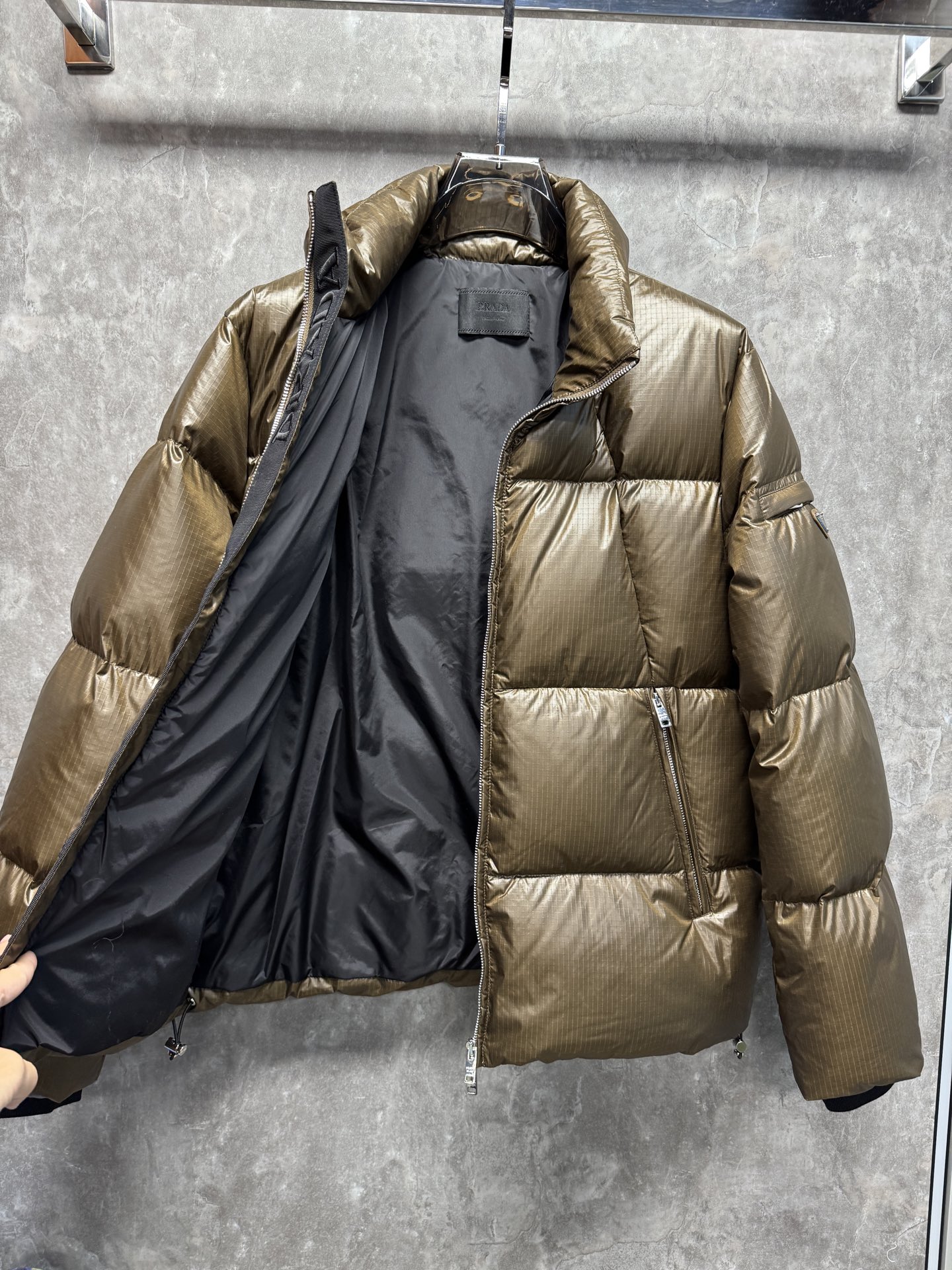 25秋冬上新 PRADA羽绒服 选用进口面料 充绒量十足 定制五金 简约时尚 适配商务、休闲等多种场合 