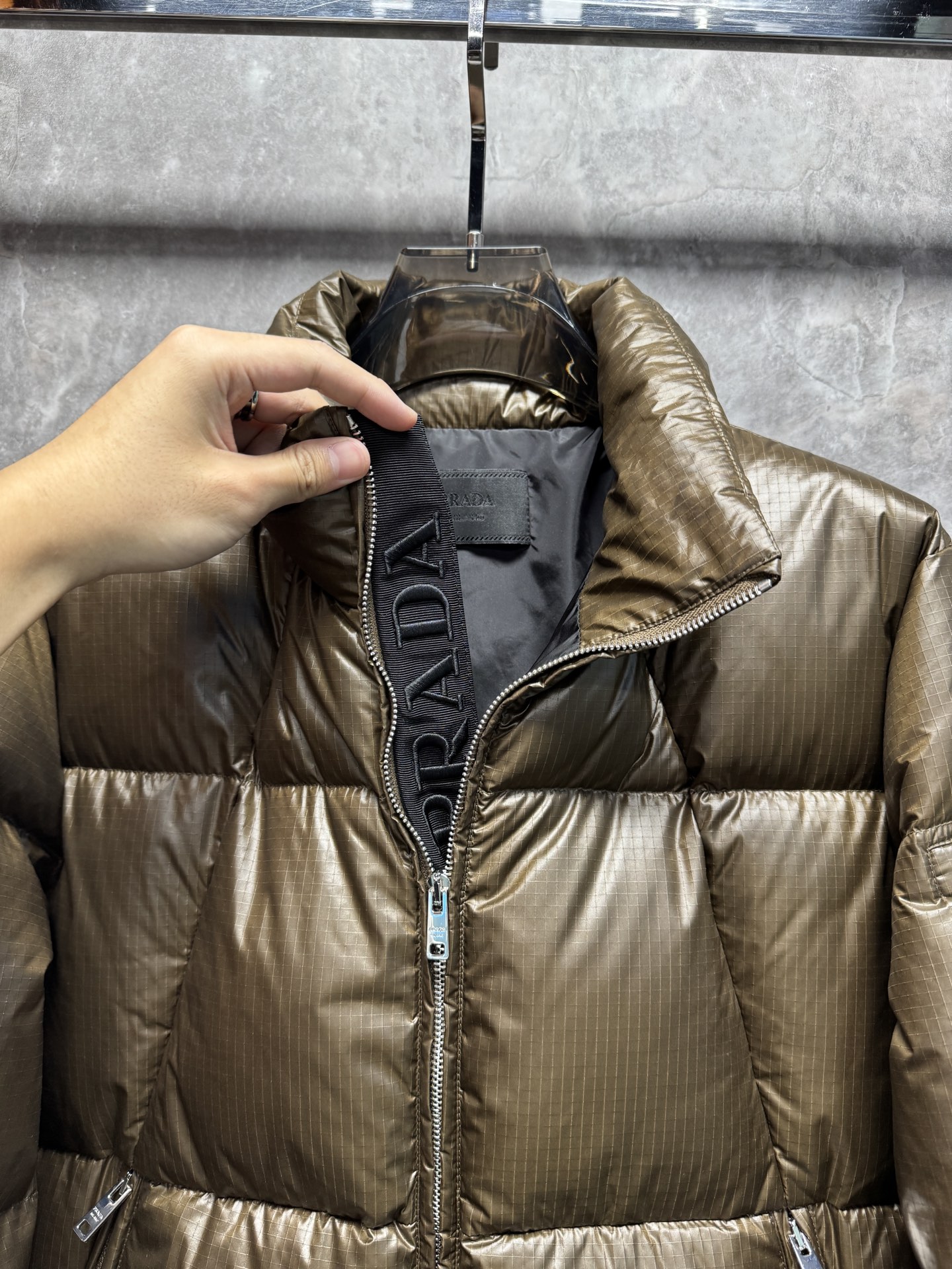 25秋冬上新 PRADA羽绒服 选用进口面料 充绒量十足 定制五金 简约时尚 适配商务、休闲等多种场合 