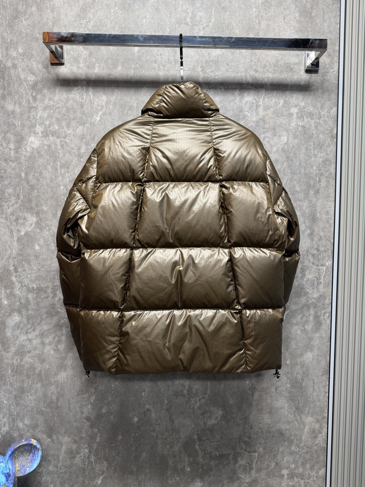 25秋冬上新 PRADA羽绒服 选用进口面料 充绒量十足 定制五金 简约时尚 适配商务、休闲等多种场合 