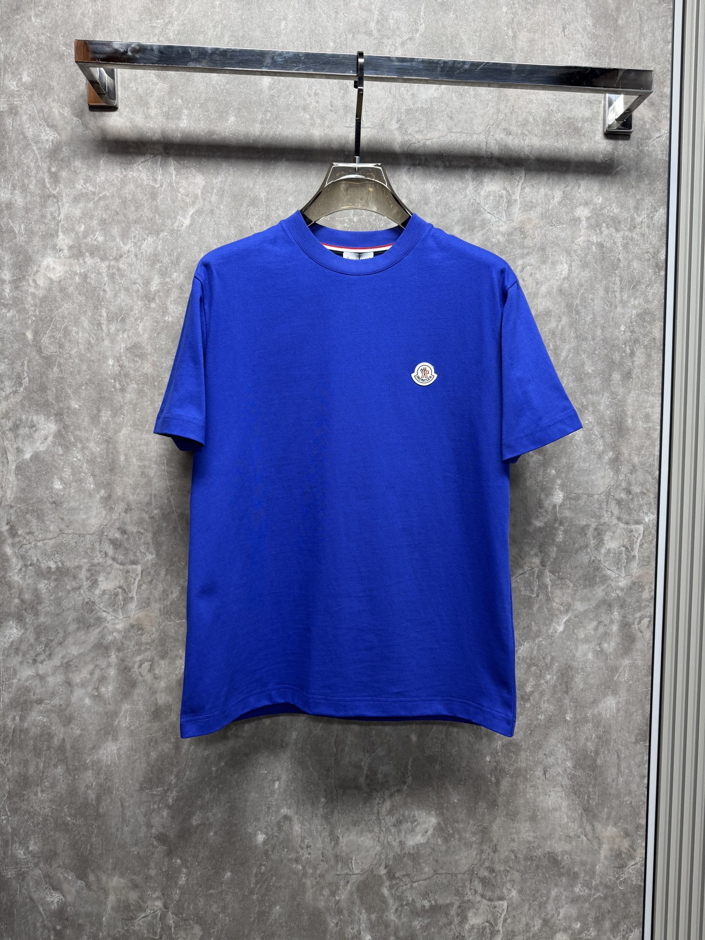 NO:837725,Meng Mouth 2026 summer new style short-sleeved T-shirts for men and women,!  Customized exclusive pure cotton fabric, customized original craft threads, and heavy-duty letter logo craft design on the chest!  Simple and elegant, easy to match and versatile, extremely high-grade, perfectly integrated into fashion and style, it is a top-notch fashionable style that is perfect for outer wear!  The whole thing gives people a natural feeling!  The ultimate classic versatile short-sleeved T-shirt, designed with the latest three-dimensional letter logo graphic elements!  The ultimate heavy work, the ultimate perfection!  Fans who pursue high quality should rush to buy it by themselves, and we sincerely invite all fans who know the goods to appreciate this model together!  !  Size S-2XL Shoulder width 46 for S size, Bust 102 Length 66, Sleeve length 22, Size M Shoulder width 47, Bust 106, Length 67, Sleeve length 23, Size L Shoulder width 48, Bust 110, Length 68, Sleeve length 24, Size  Sleeve length 26 08,,Moncler,T-shirt,tees,t-shirt,19860909蒙口 2026夏装新款男女同款短袖T恤,！定制专属纯棉面料,定制原版工艺螺纹,胸前重工字母logo工艺设计！简约大方,从容百搭,档次极高,完美融入时尚还有风情感一款完美符合外穿的顶尖时髦气质款！整体给人浑然天成的感觉！极致经典的百搭型短袖T恤,采用最新的立体字母logo图案元素设计！极致的重工极致的完美！追求高品质的粉丝们请自行抢购,诚邀所有识货的粉丝一同鉴赏此款！！ 尺码S-2XL S码肩宽46 胸围102 衣长66 袖长22 M码肩宽47 胸围106 衣长67 袖长23 L码肩宽48 胸围110 衣长68 袖长24 XL码肩宽49 胸围114 衣长69 袖长26 2XL码肩宽50 胸围116 衣长70 袖长26 08,,Moncler,T-shirt,tees，t-shirt,,Men's clothing
