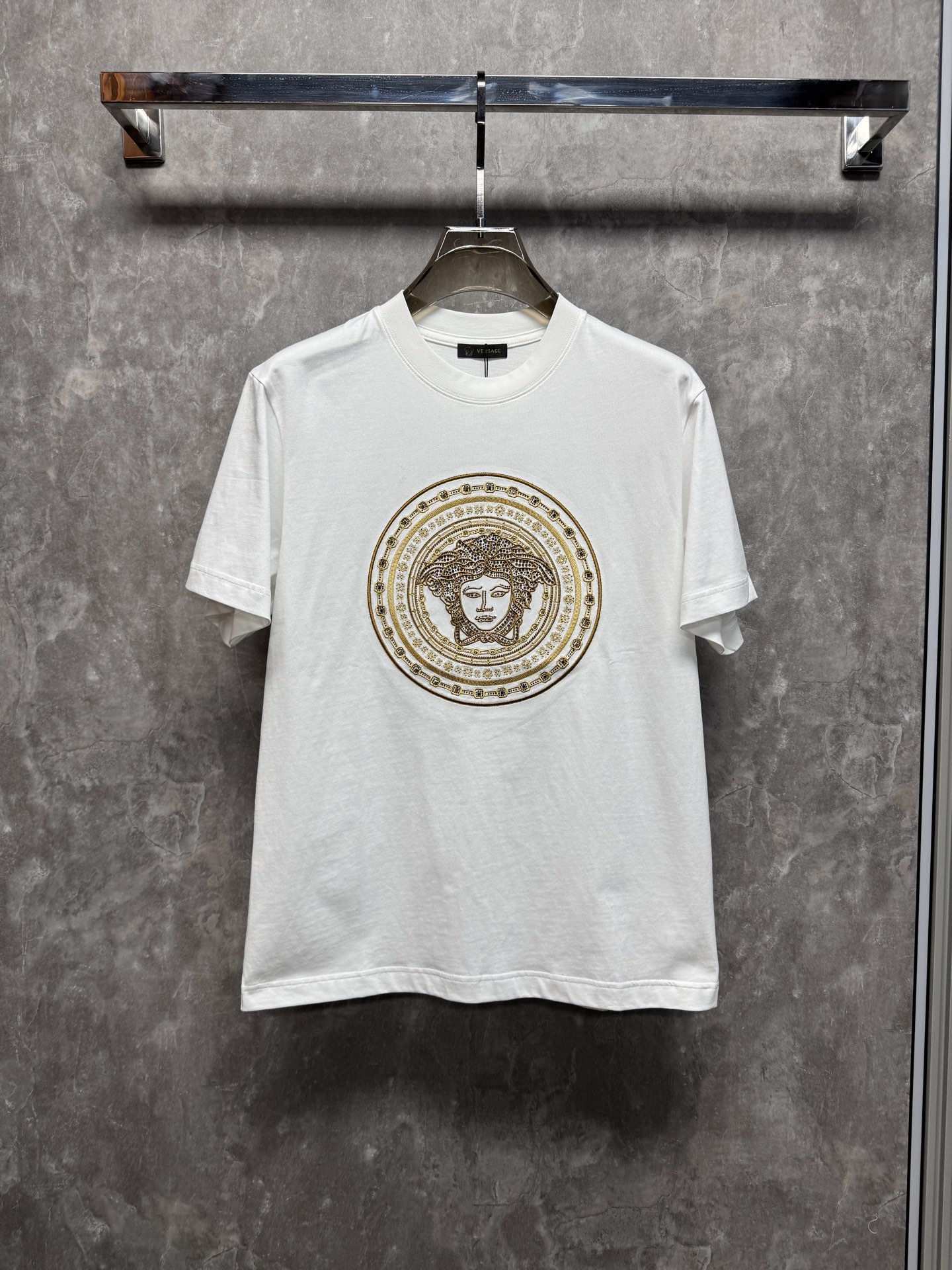NO:837730,Versace Versace 2026ss new spring and summer new debut counter latest short-sleeved round neck T-shirt high-end custom design avant-garde fashion!  The brand logo is designed with heavy craftsmanship. High-end customized pure cotton fabric. Soft to the touch. Comfortable to wear. Exquisite stitching at the counter level. Fine workmanship. The upper body effect is incomparably handsome!  A must-have item for a stylish man!  Color Black White Size S-XXL 08,,versace,versace,T-shirt,tees,t-shirt,19860909Versace 范思哲 2026ss 春夏新款首发专柜最新款短袖圆领T恤 高端订制 设计前卫时尚！品牌logo重工艺设计 高端定制纯棉面料.手感柔软.穿着舒适.专柜级别精致车线.做工精细.上身效果无敌帅气！型男必备单品！ 颜色黑色 白色 码数S-XXL 08,,versace,versace,T-shirt,tees，t-shirt,,Men's clothing
