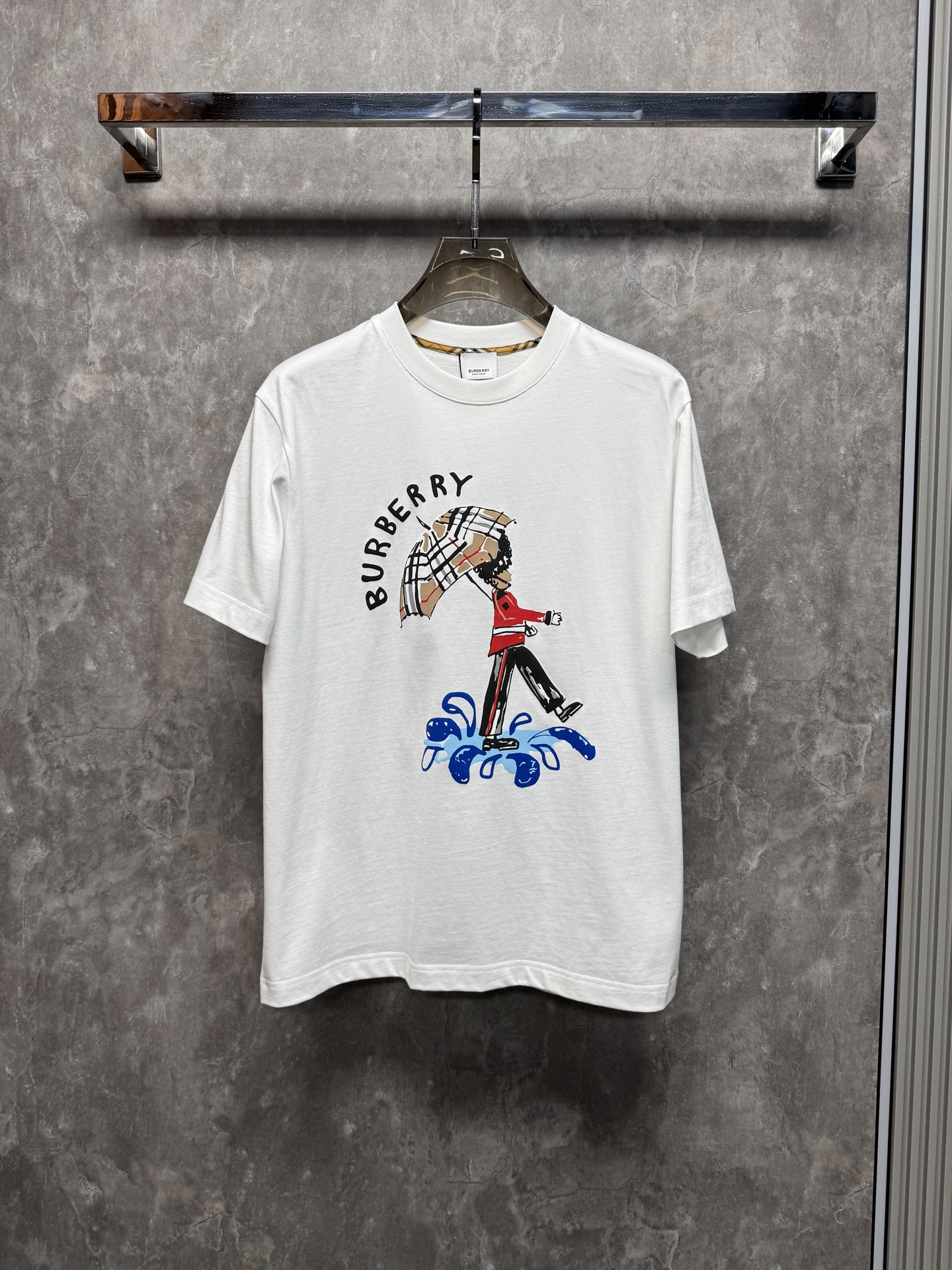 NO:837735,Burberry 2026ss new spring and summer new debut counter latest short-sleeved round neck T-shirt high-end custom design avant-garde fashion!  The brand logo is designed with heavy craftsmanship. High-end customized pure cotton fabric. Soft to the touch. Comfortable to wear. Exquisite stitching at the counter level. Fine workmanship. The upper body effect is incomparably handsome!  A must-have item for a stylish man!  Color Black White Size S-XXL 08,,burberry,burberry,T-shirt,tees,t-shirt,19860909Burberry 巴宝莉 2026ss 春夏新款首发专柜最新款短袖圆领T恤 高端订制 设计前卫时尚！品牌logo重工艺设计 高端定制纯棉面料.手感柔软.穿着舒适.专柜级别精致车线.做工精细.上身效果无敌帅气！型男必备单品！ 颜色黑色 白色 码数S-XXL 08,,burberry,burberry,T-shirt,tees，t-shirt,,Men's clothing