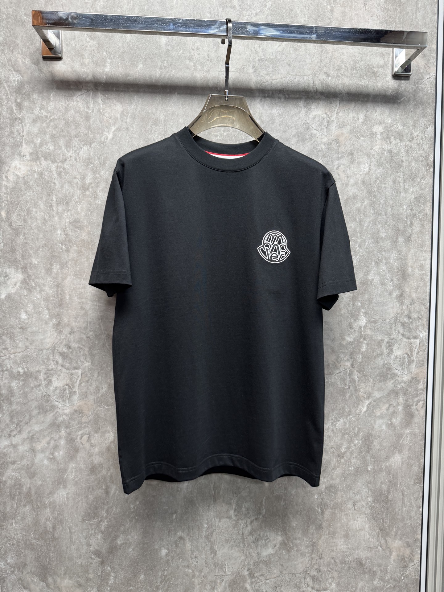 NO:837740,Moncler 2026ss new spring and summer new debut counter latest short-sleeved round neck T-shirt high-end custom design avant-garde fashion!  The brand logo is designed with heavy craftsmanship. High-end customized pure cotton fabric. Soft to the touch. Comfortable to wear. Exquisite stitching at the counter level. Fine workmanship. The upper body effect is incomparably handsome!  A must-have item for a stylish man!  Color Black White Size S-XXL 08,,Moncler,T-shirt,tees,t-shirt,19860909Moncler 蒙口 2026ss 春夏新款首发专柜最新款短袖圆领T恤 高端订制 设计前卫时尚！品牌logo重工艺设计 高端定制纯棉面料.手感柔软.穿着舒适.专柜级别精致车线.做工精细.上身效果无敌帅气！型男必备单品！ 颜色黑色 白色 码数S-XXL 08,,Moncler,T-shirt,tees，t-shirt,,Men's clothing