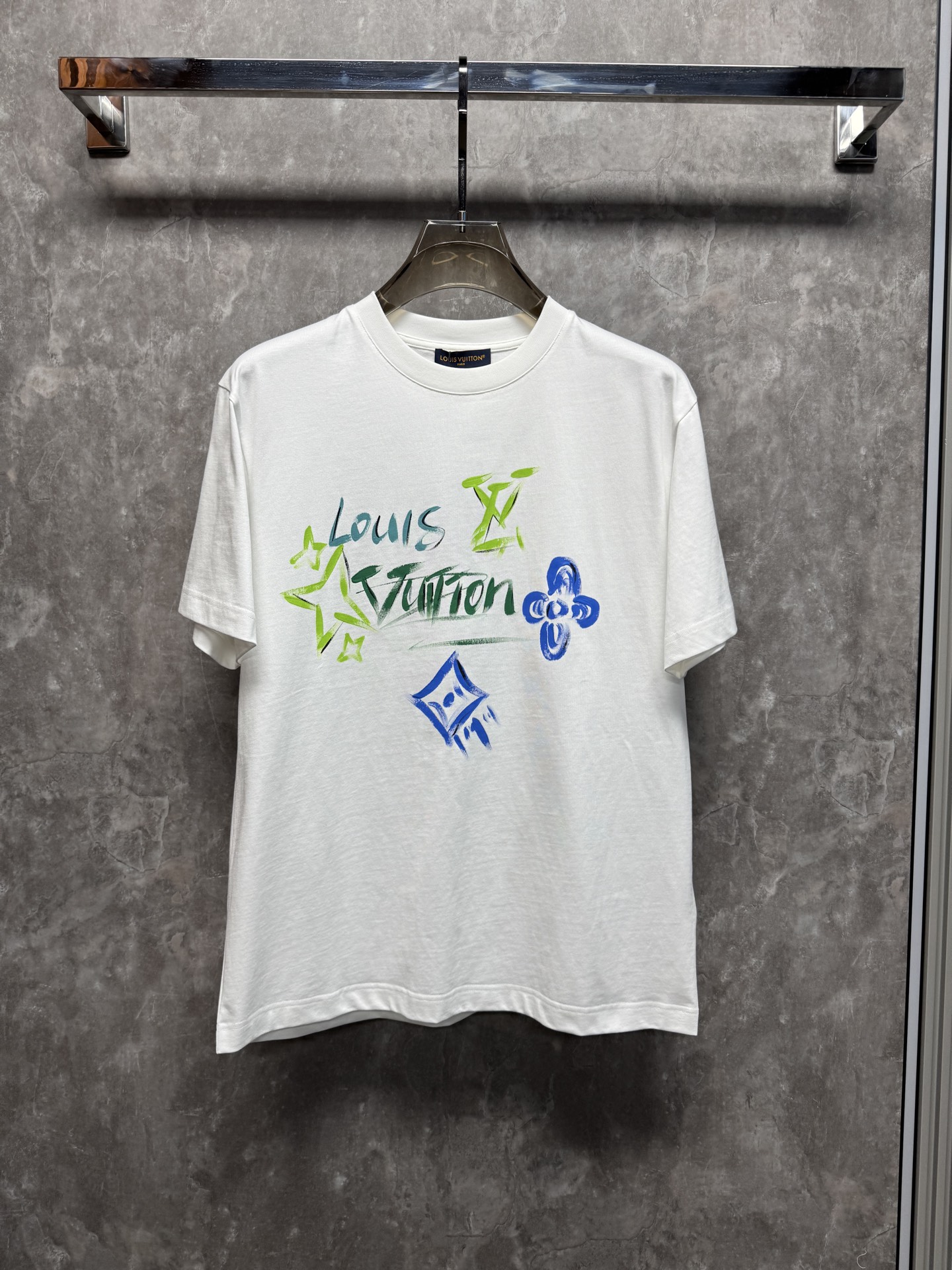 NO:837745,LV 2026ss new spring and summer new debut counter, the latest short-sleeved round neck T-shirt, high-end customization, avant-garde and fashionable design!  The brand logo is designed with heavy craftsmanship. High-end customized pure cotton fabric. Soft to the touch. Comfortable to wear. Exquisite stitching at the counter level. Fine workmanship. The upper body effect is incomparably handsome!  A must-have item for a stylish man!  Color Black White Size S-XXL 08,,louis vuitton,T-shirt,tees,t-shirt,19860909LV 2026ss 春夏新款首发专柜最新款短袖圆领T恤 高端订制 设计前卫时尚！品牌logo重工艺设计 高端定制纯棉面料.手感柔软.穿着舒适.专柜级别精致车线.做工精细.上身效果无敌帅气！型男必备单品！ 颜色黑色 白色 码数S-XXL 08,,louis vuitton,T-shirt,tees，t-shirt,,Men's clothing