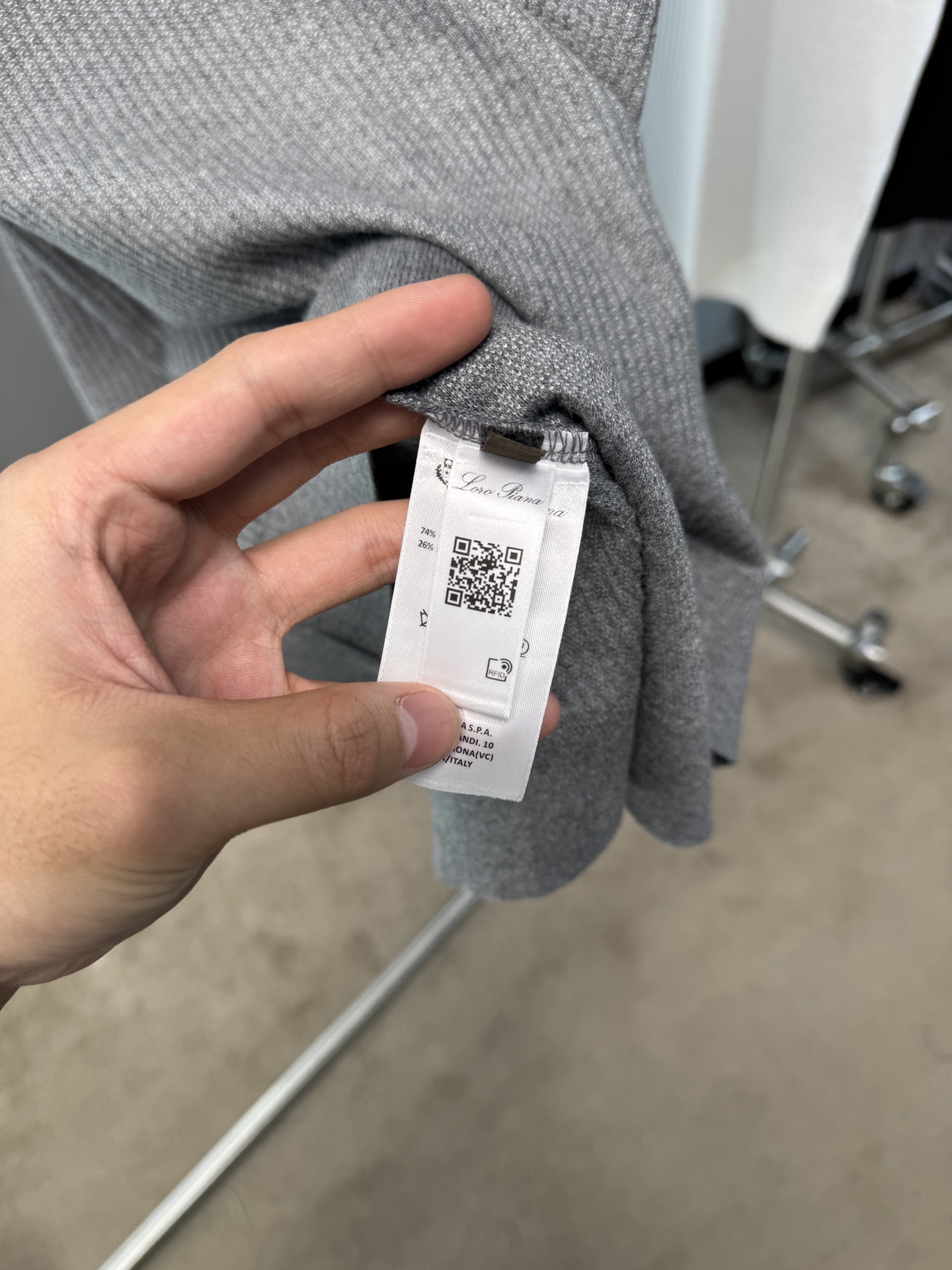 Lss春夏新款上市，竖坑条针织面料，自带立体纹理，告别平面单调，触感软糯又挺括，撞色细节，精致刺绣小标，