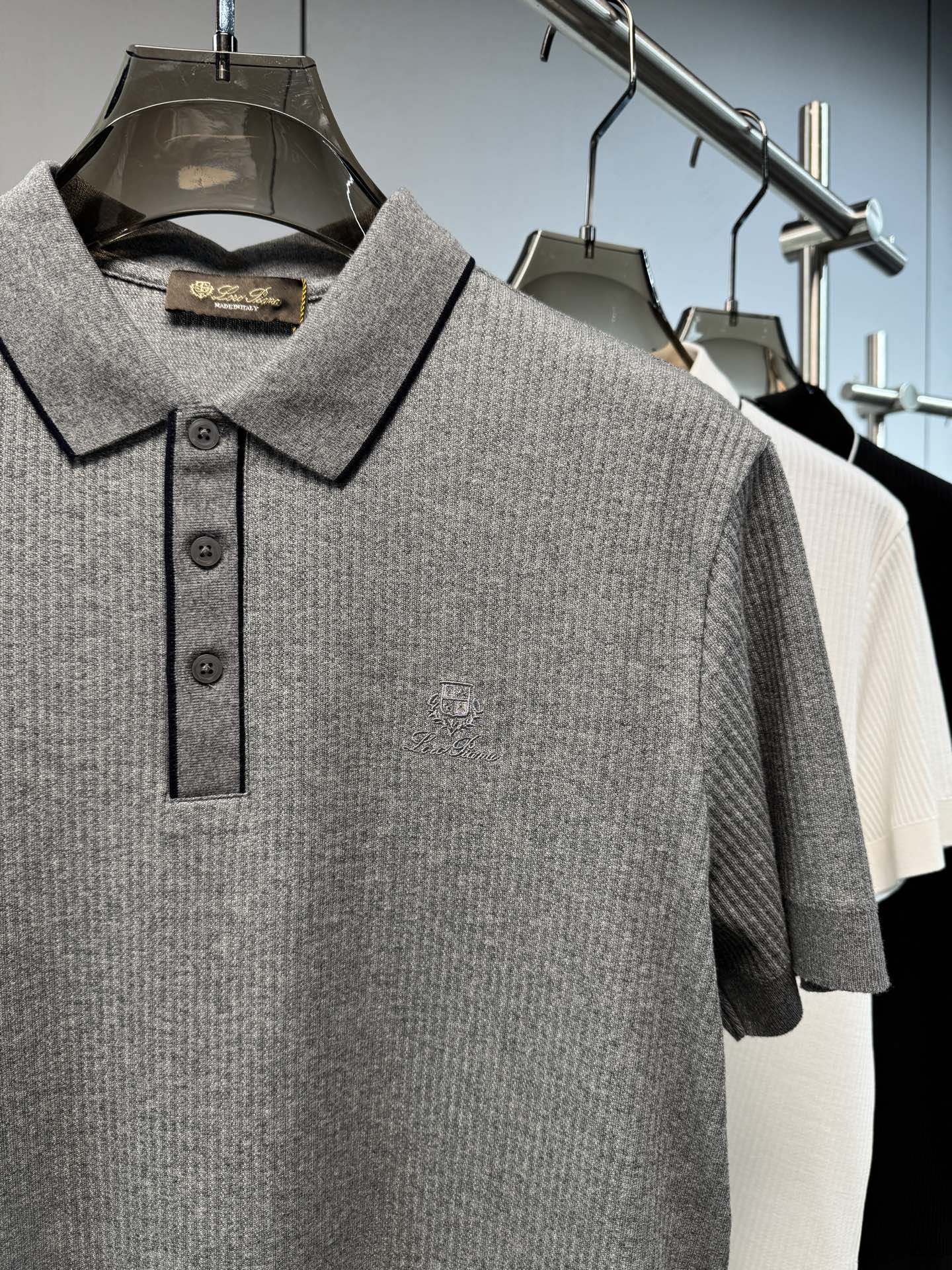 Lss春夏新款上市，竖坑条针织面料，自带立体纹理，告别平面单调，触感软糯又挺括，撞色细节，精致刺绣小标，