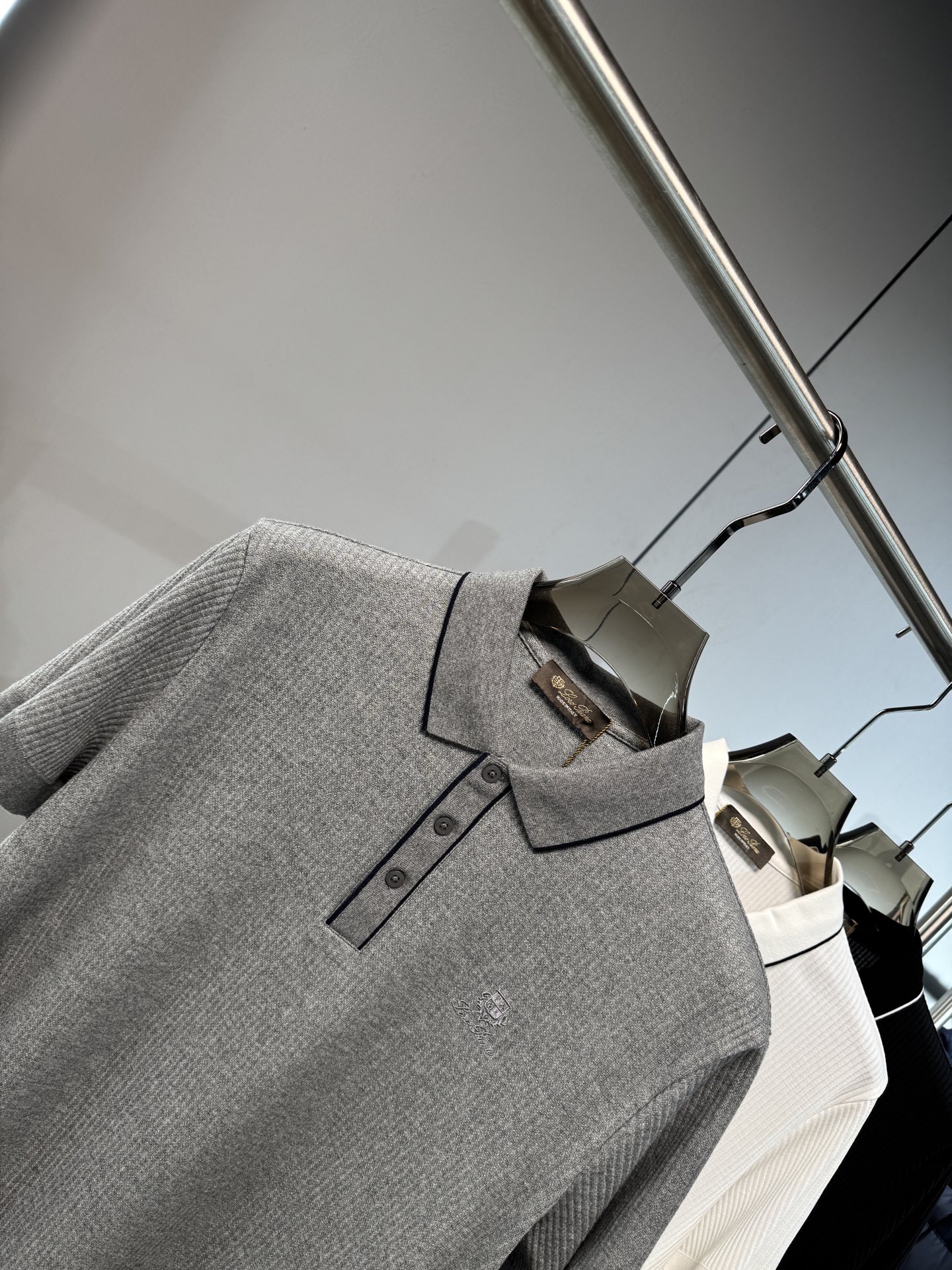 Lss春夏新款上市，竖坑条针织面料，自带立体纹理，告别平面单调，触感软糯又挺括，撞色细节，精致刺绣小标，