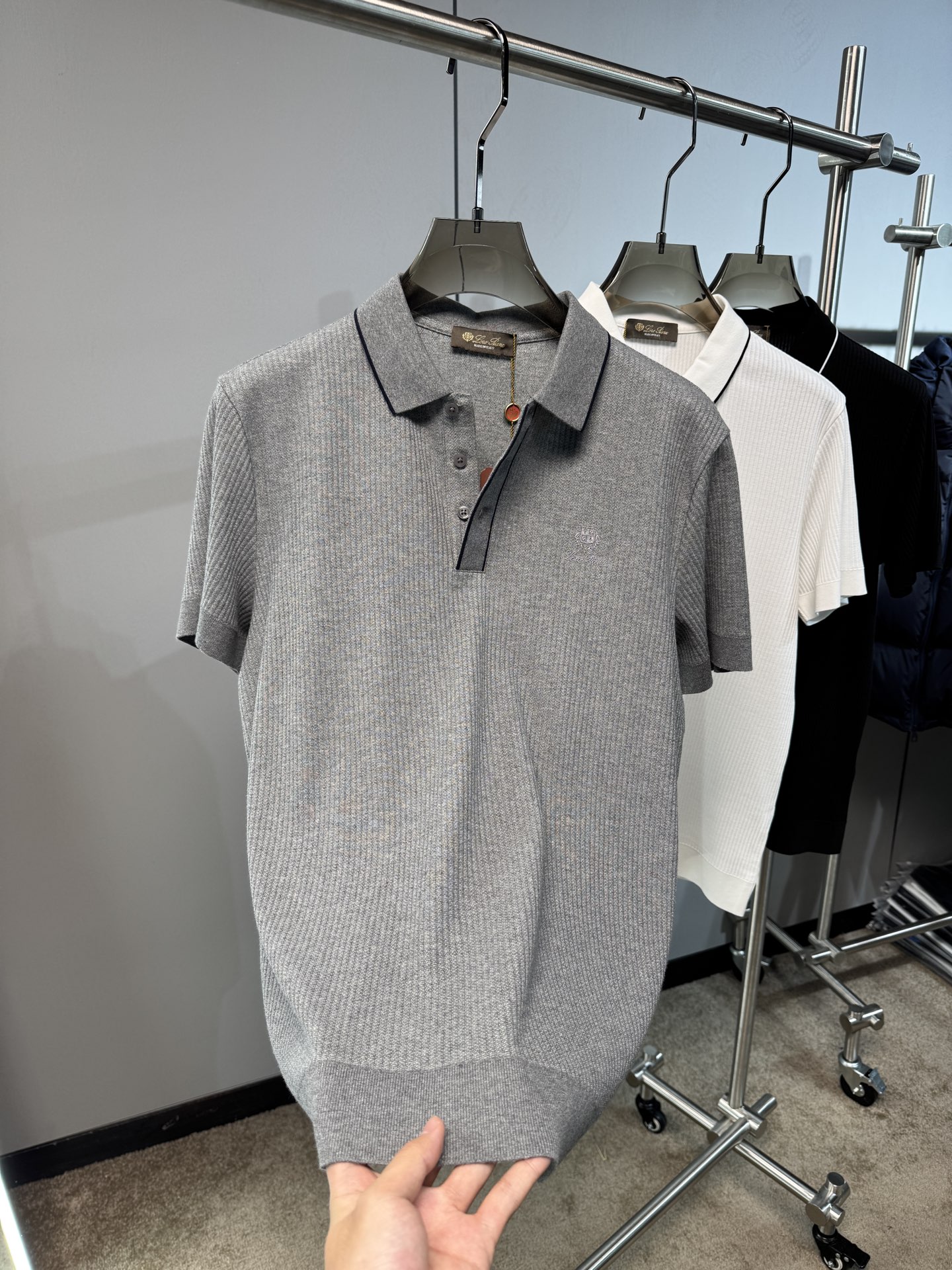 Lss春夏新款上市，竖坑条针织面料，自带立体纹理，告别平面单调，触感软糯又挺括，撞色细节，精致刺绣小标，