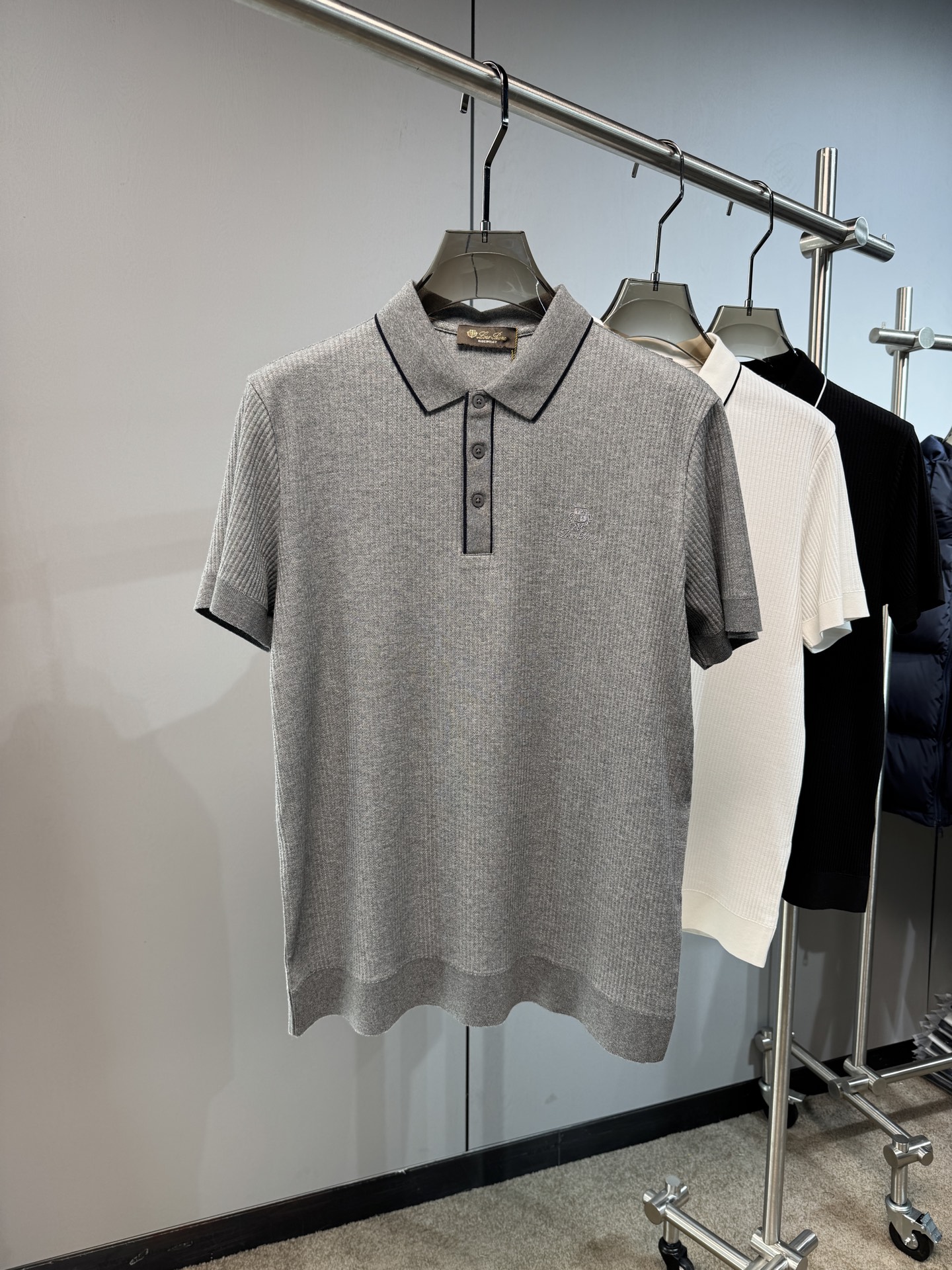 Lss春夏新款上市，竖坑条针织面料，自带立体纹理，告别平面单调，触感软糯又挺括，撞色细节，精致刺绣小标，