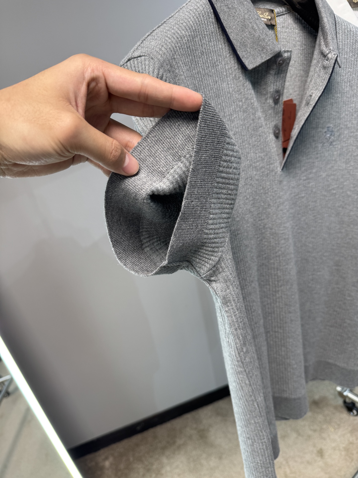 Lss春夏新款上市，竖坑条针织面料，自带立体纹理，告别平面单调，触感软糯又挺括，撞色细节，精致刺绣小标，