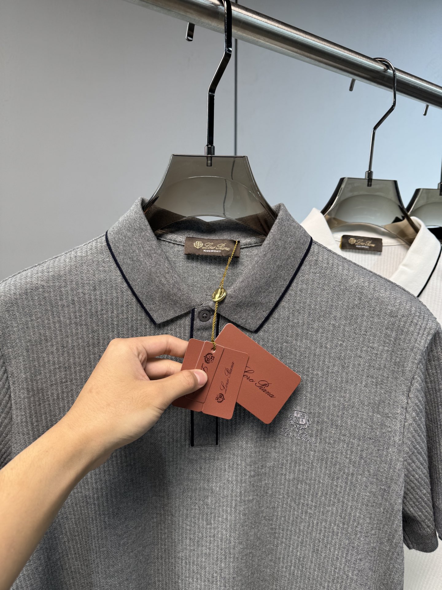 Lss春夏新款上市，竖坑条针织面料，自带立体纹理，告别平面单调，触感软糯又挺括，撞色细节，精致刺绣小标，