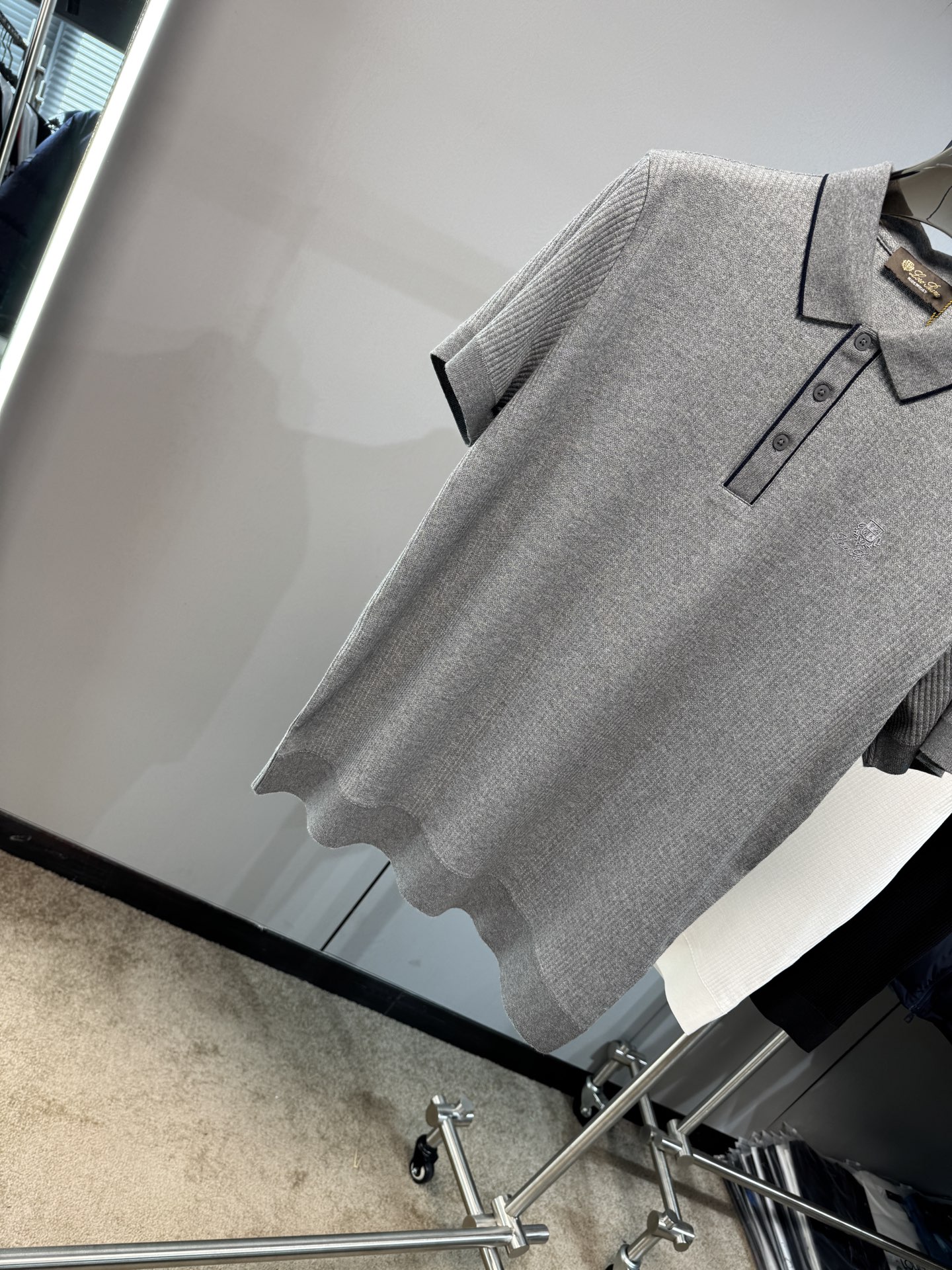 Lss春夏新款上市，竖坑条针织面料，自带立体纹理，告别平面单调，触感软糯又挺括，撞色细节，精致刺绣小标，