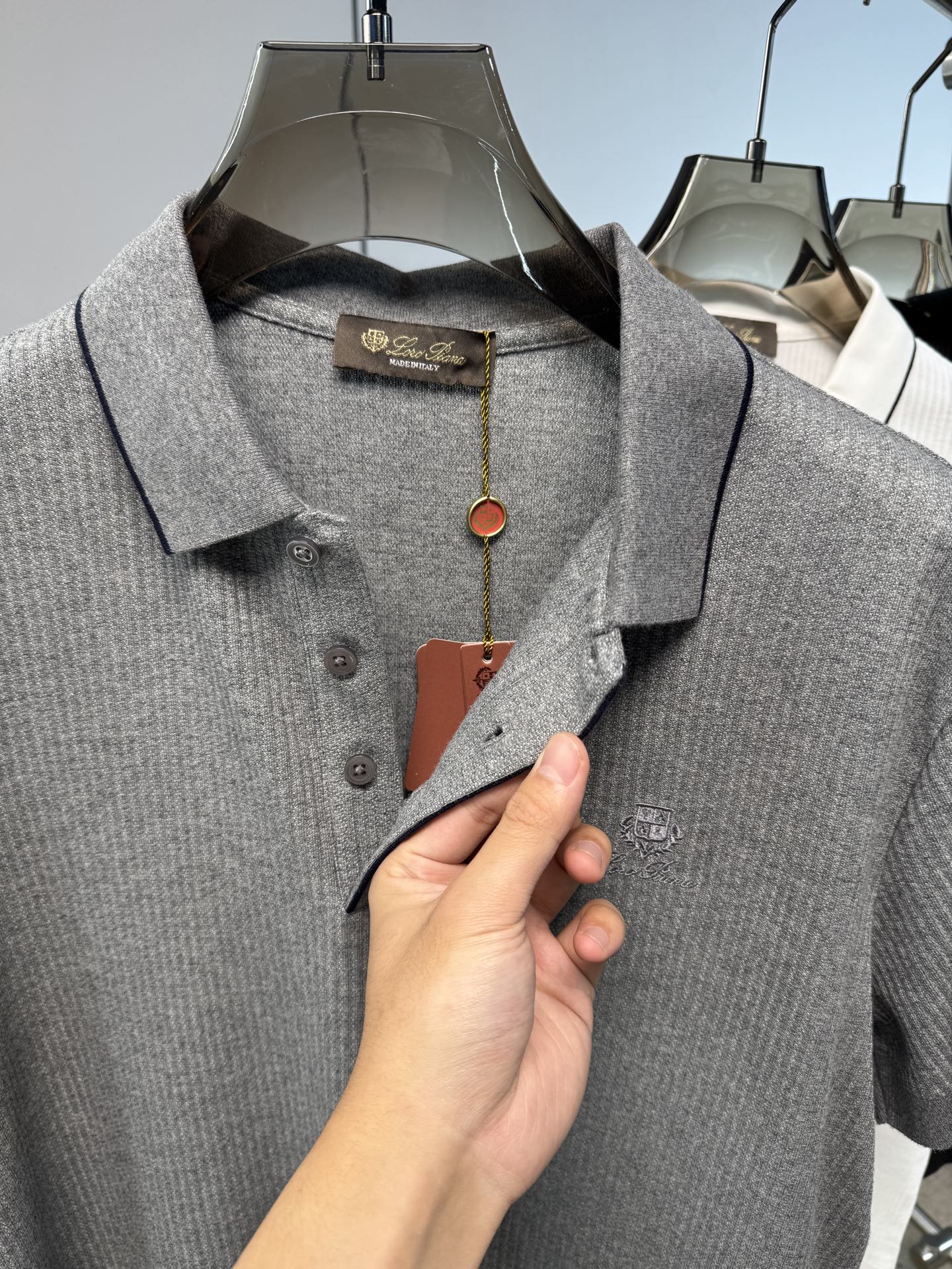 Lss春夏新款上市，竖坑条针织面料，自带立体纹理，告别平面单调，触感软糯又挺括，撞色细节，精致刺绣小标，