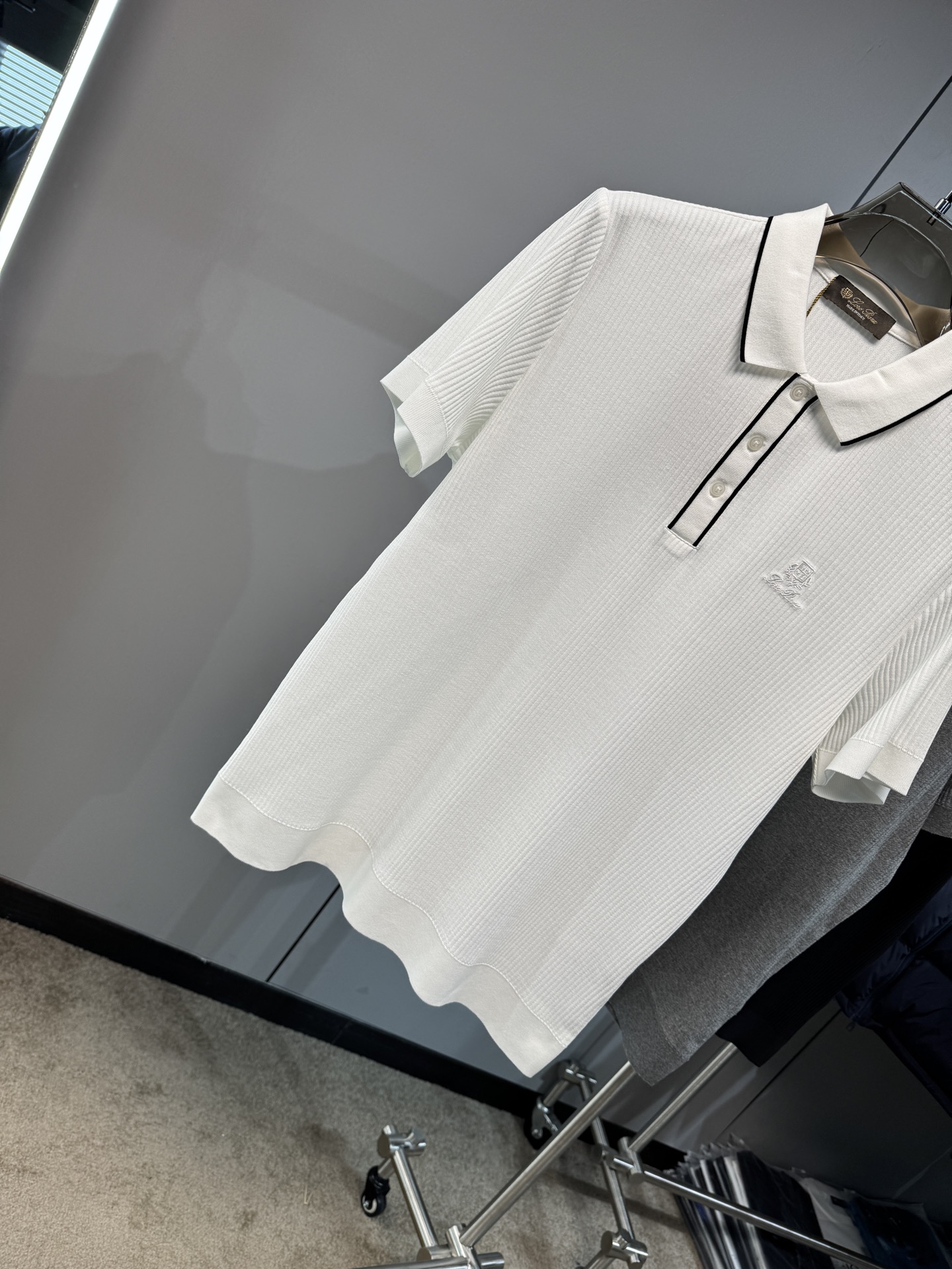 L春夏新款上市，竖坑条针织面料，自带立体纹理，告别平面单调，触感软糯又挺括，撞色细节，精致刺绣小标，经典