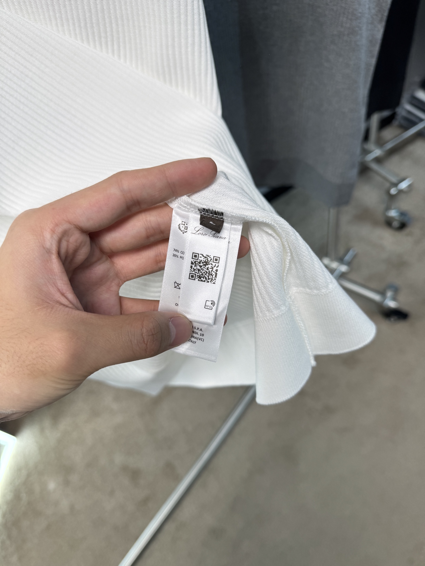 L春夏新款上市，竖坑条针织面料，自带立体纹理，告别平面单调，触感软糯又挺括，撞色细节，精致刺绣小标，经典