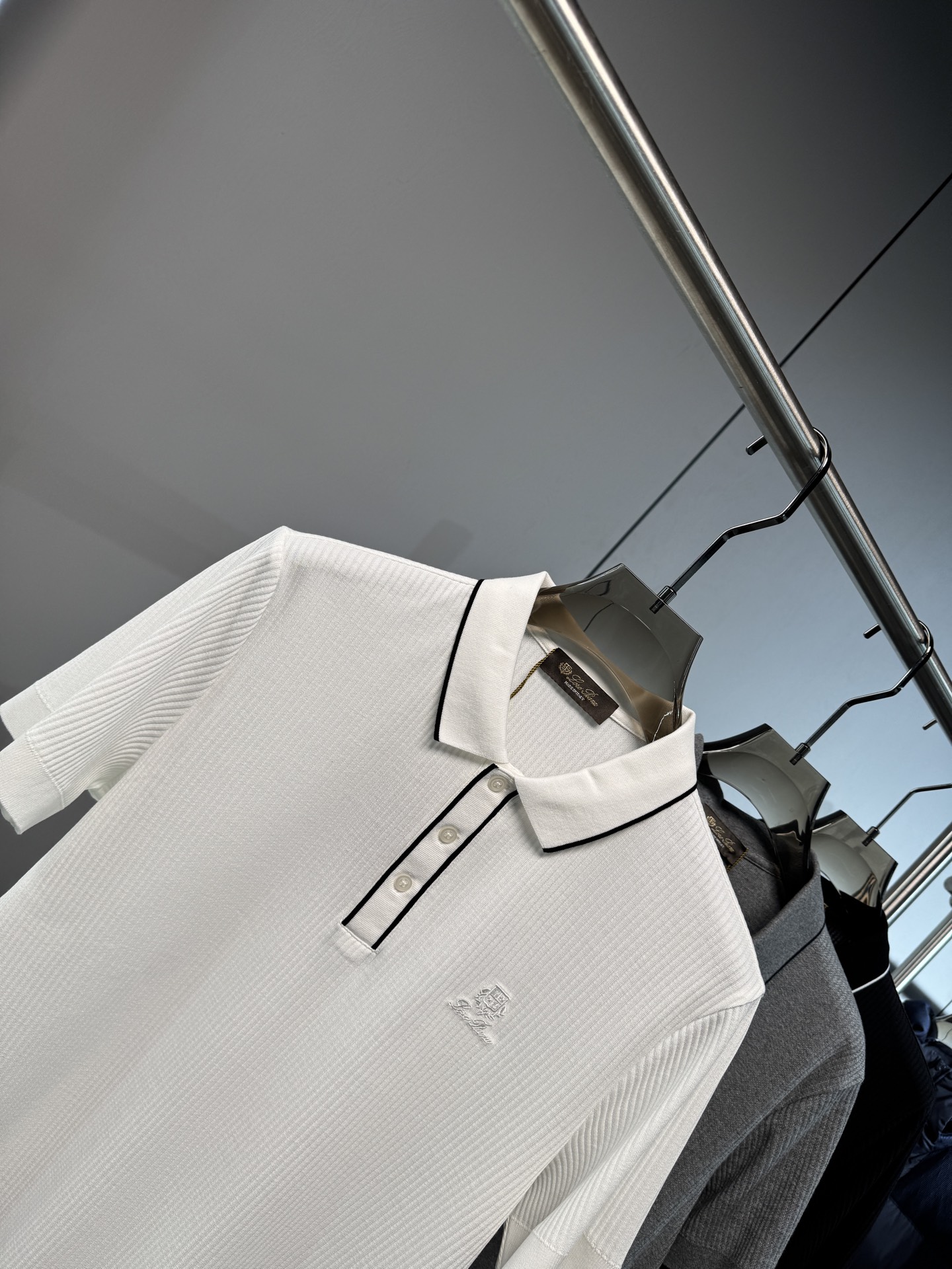 L春夏新款上市，竖坑条针织面料，自带立体纹理，告别平面单调，触感软糯又挺括，撞色细节，精致刺绣小标，经典