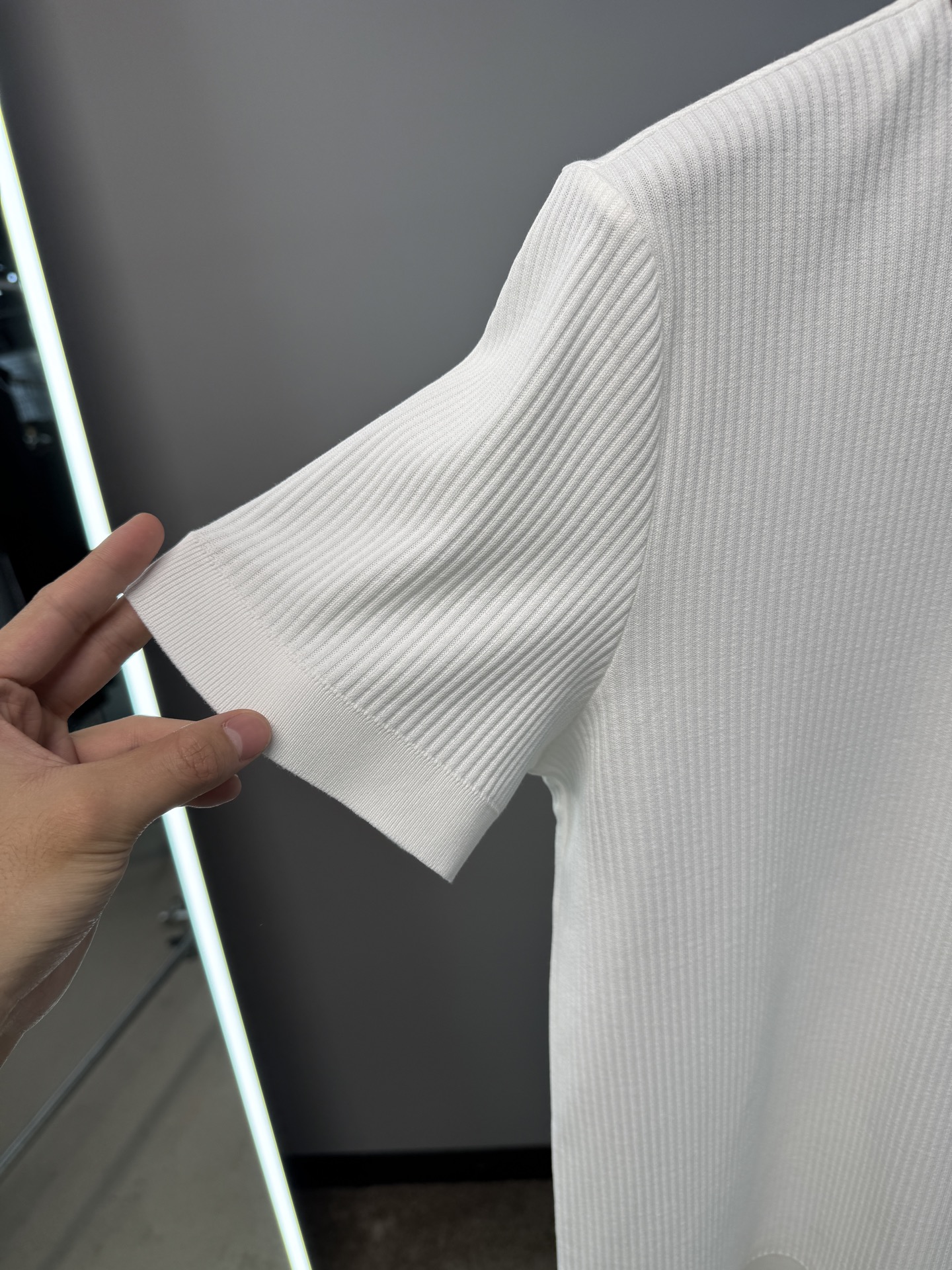 L春夏新款上市，竖坑条针织面料，自带立体纹理，告别平面单调，触感软糯又挺括，撞色细节，精致刺绣小标，经典