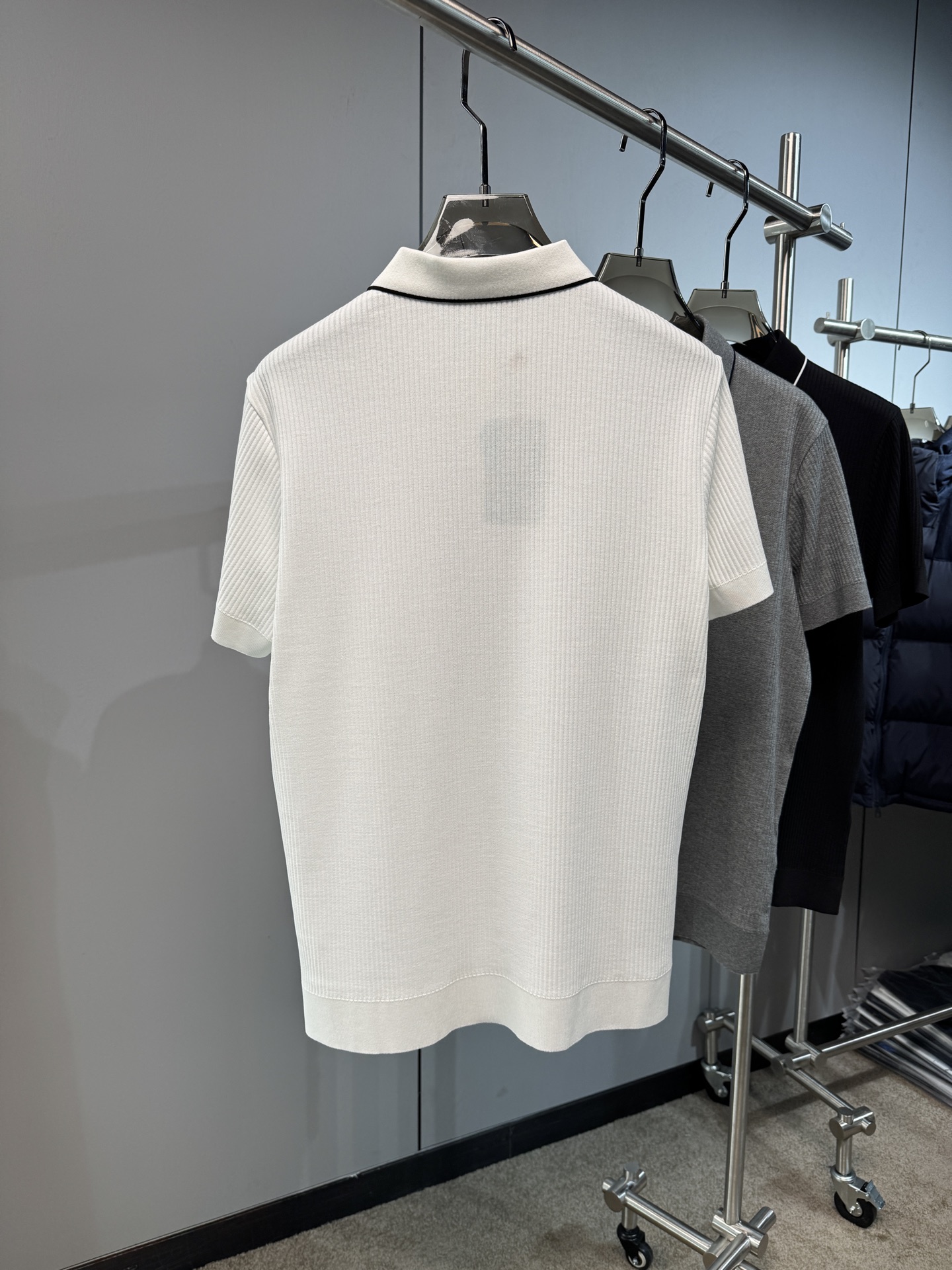 L春夏新款上市，竖坑条针织面料，自带立体纹理，告别平面单调，触感软糯又挺括，撞色细节，精致刺绣小标，经典