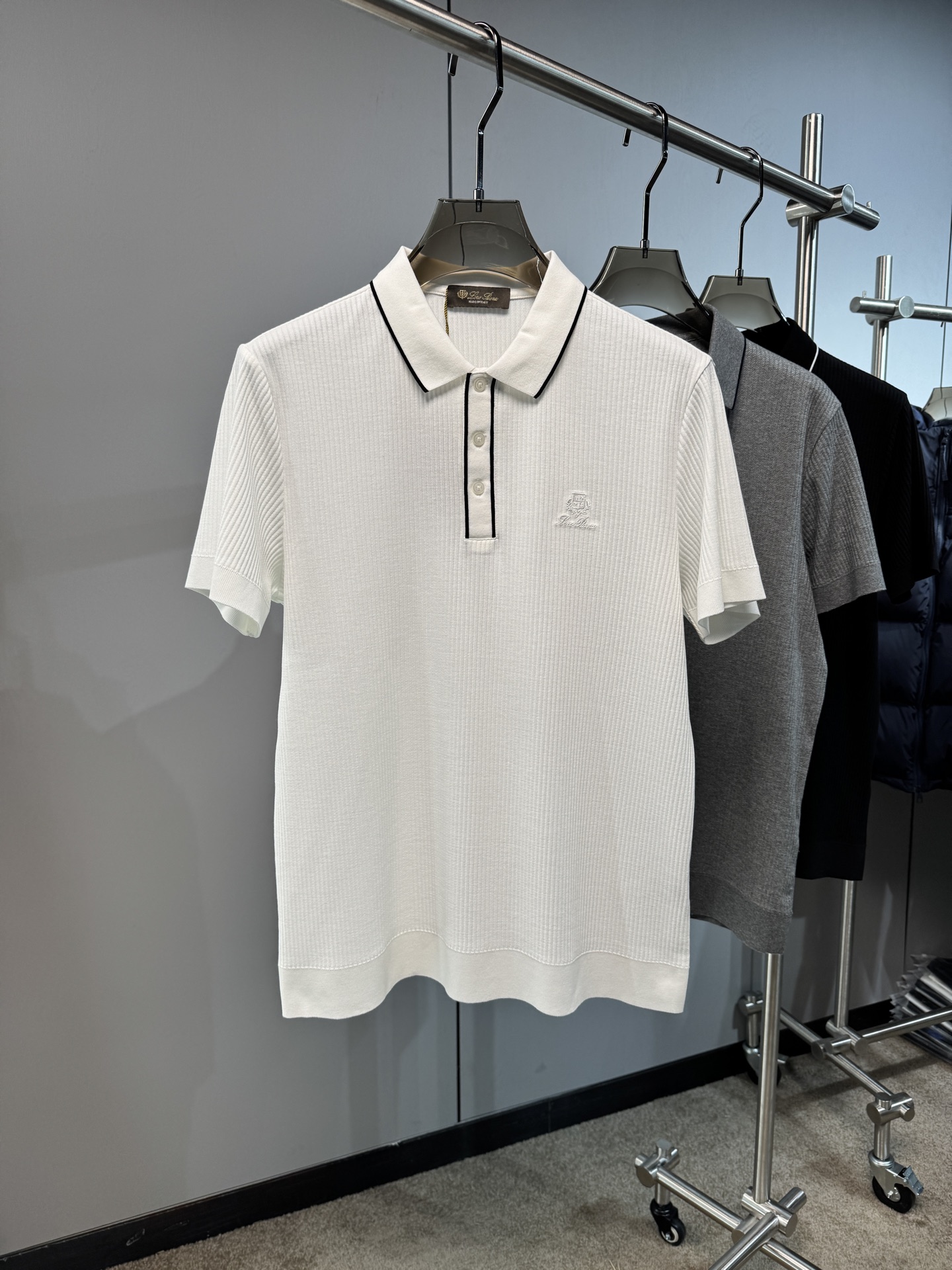 L春夏新款上市，竖坑条针织面料，自带立体纹理，告别平面单调，触感软糯又挺括，撞色细节，精致刺绣小标，经典