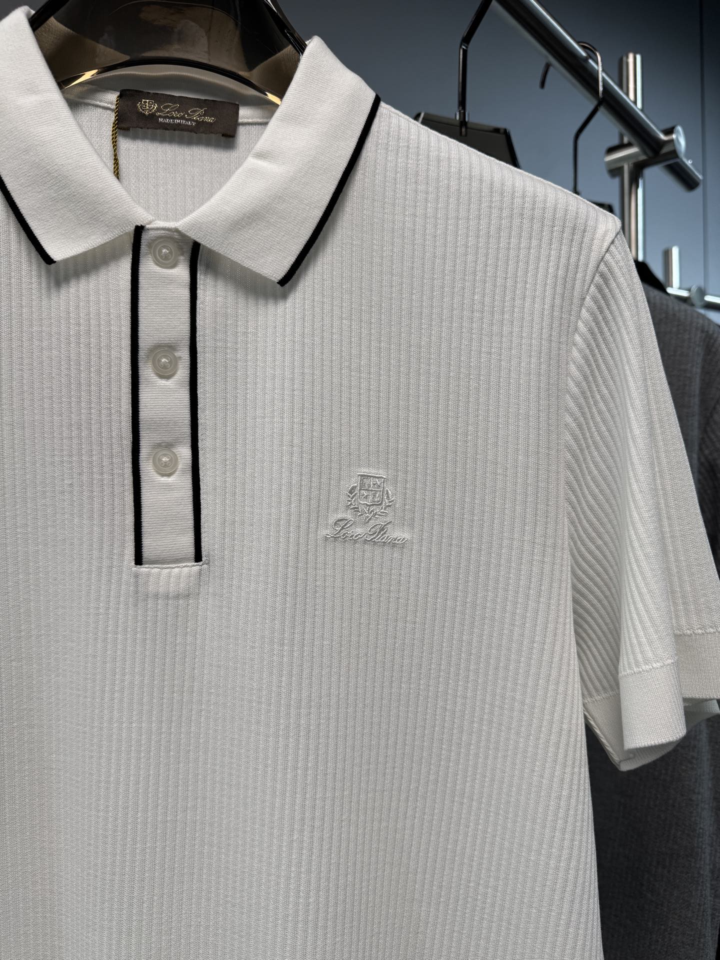 L春夏新款上市，竖坑条针织面料，自带立体纹理，告别平面单调，触感软糯又挺括，撞色细节，精致刺绣小标，经典