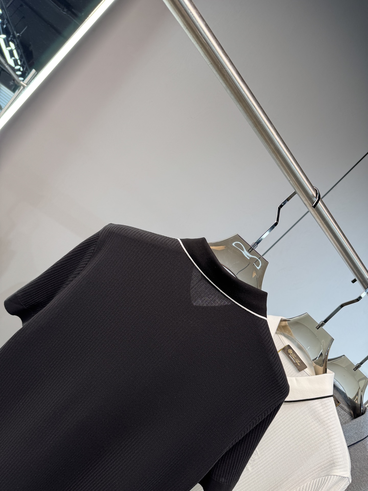 L春夏新款上市，竖坑条针织面料，自带立体纹理，告别平面单调，触感软糯又挺括，撞色细节，精致刺绣小标，经典