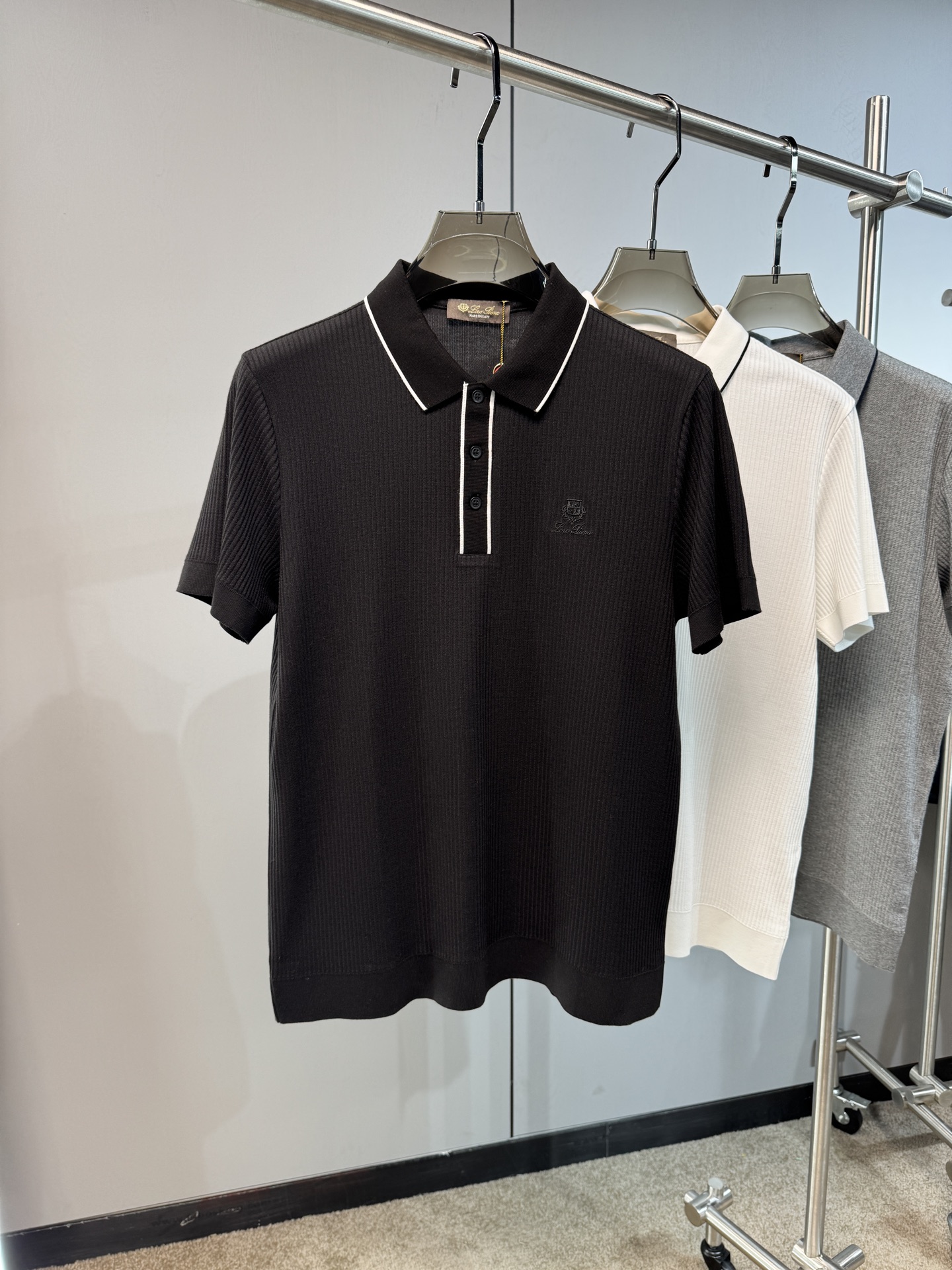 L春夏新款上市，竖坑条针织面料，自带立体纹理，告别平面单调，触感软糯又挺括，撞色细节，精致刺绣小标，经典