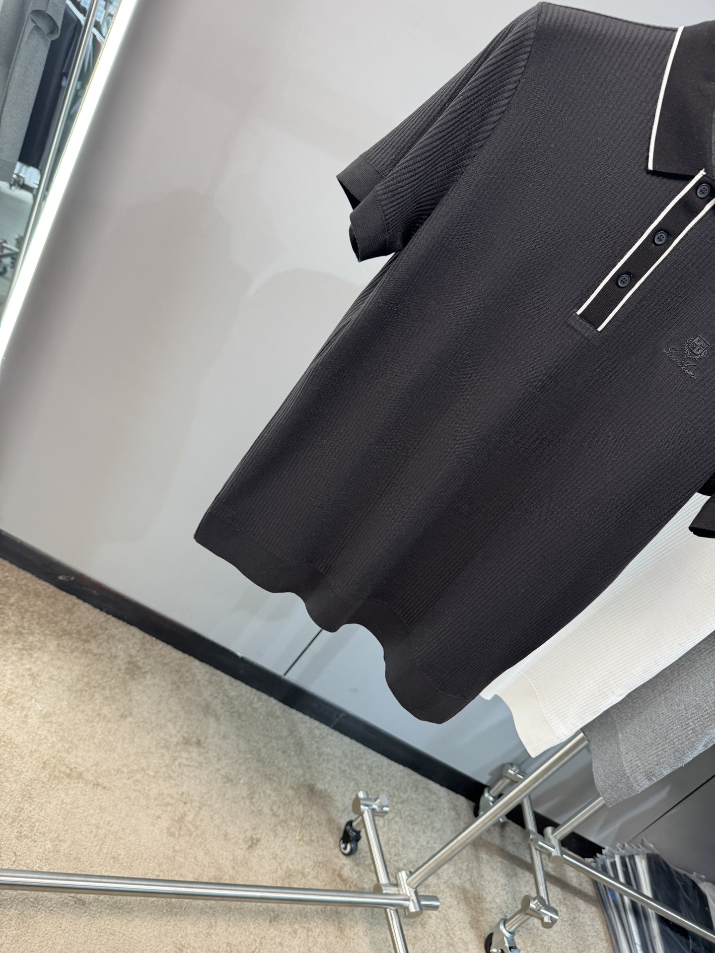 L春夏新款上市，竖坑条针织面料，自带立体纹理，告别平面单调，触感软糯又挺括，撞色细节，精致刺绣小标，经典