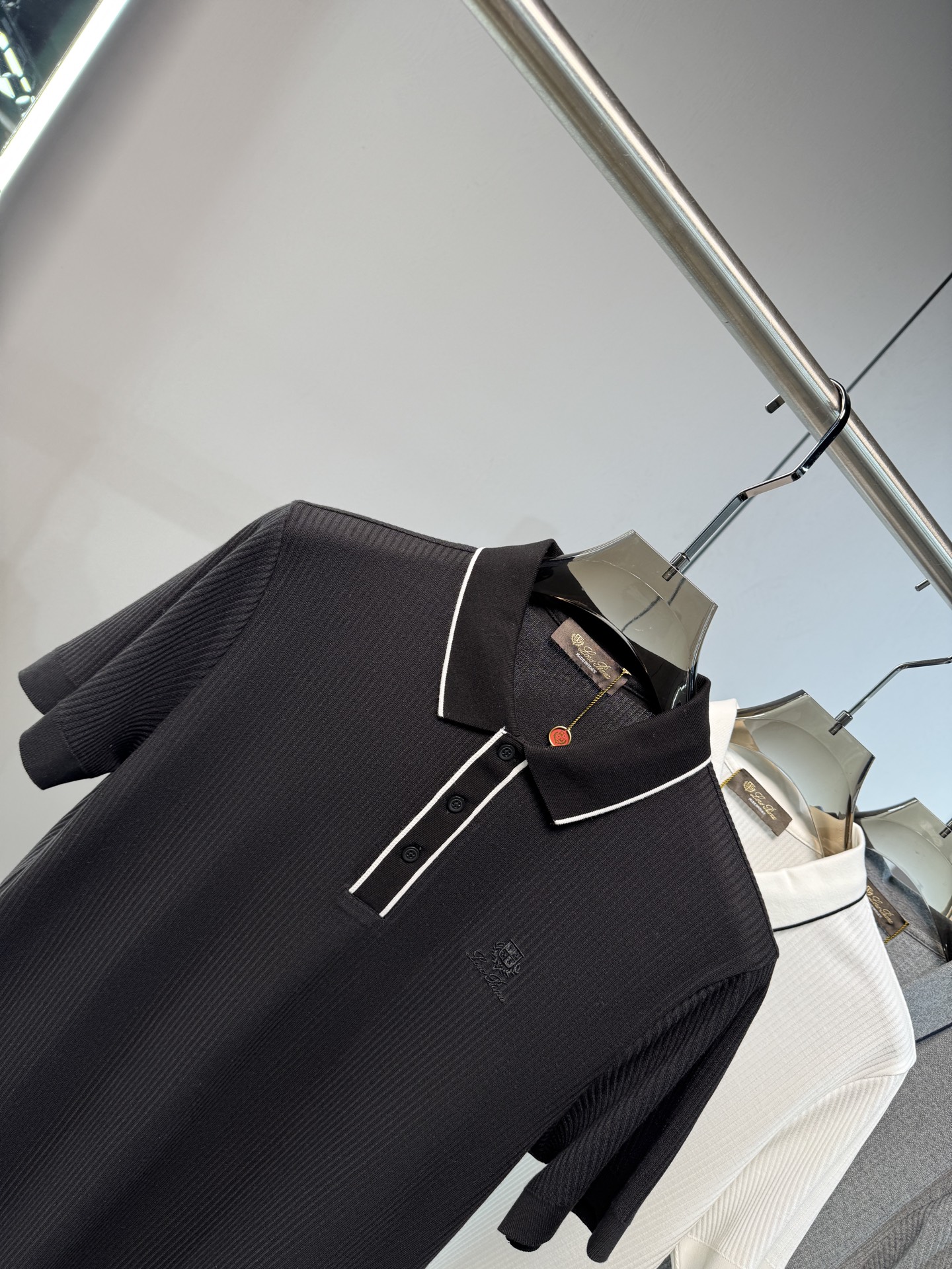 L春夏新款上市，竖坑条针织面料，自带立体纹理，告别平面单调，触感软糯又挺括，撞色细节，精致刺绣小标，经典