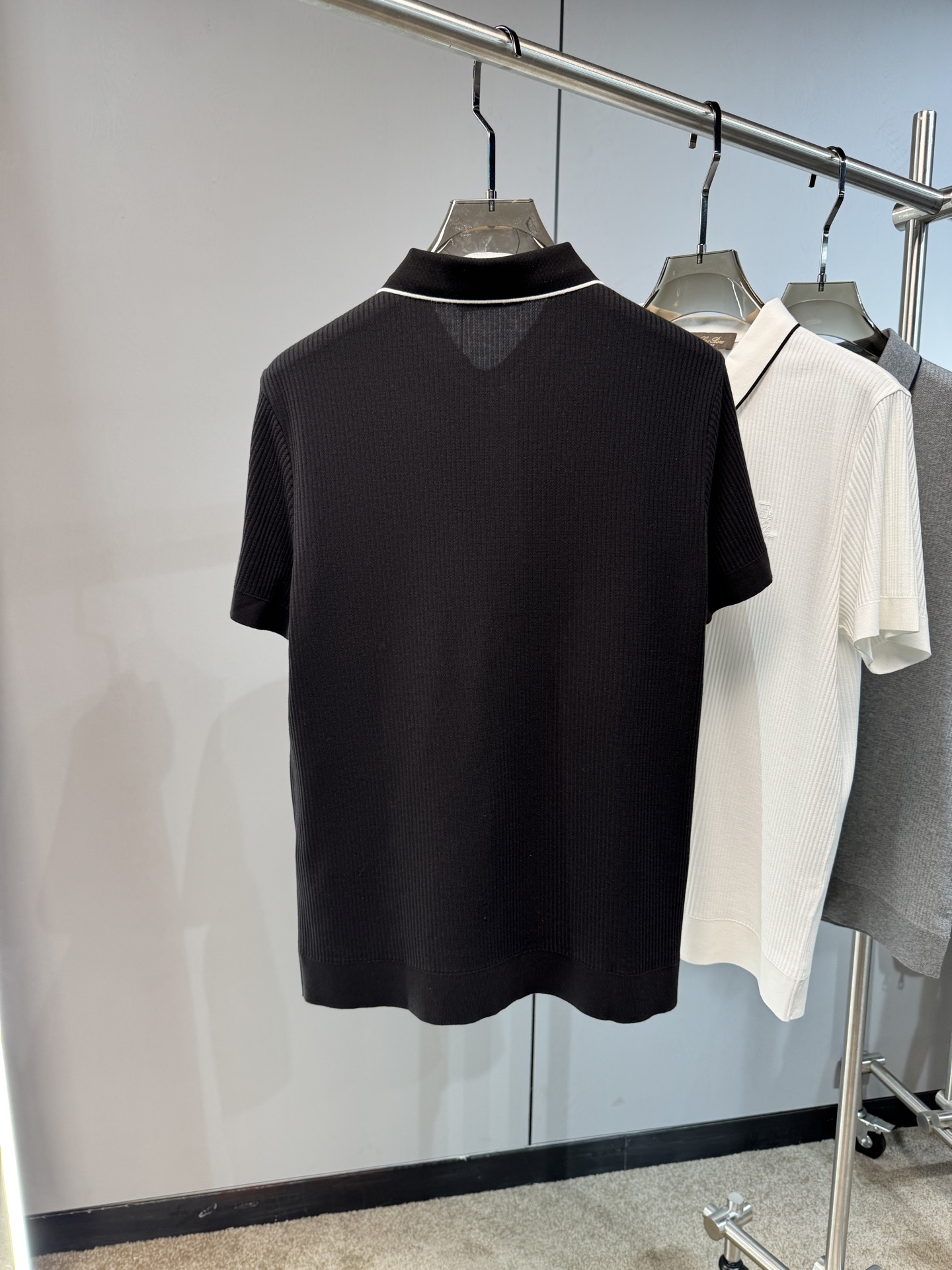 L春夏新款上市，竖坑条针织面料，自带立体纹理，告别平面单调，触感软糯又挺括，撞色细节，精致刺绣小标，经典