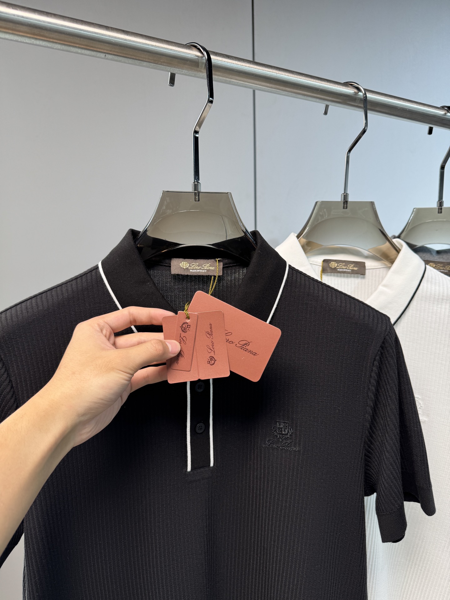 L春夏新款上市，竖坑条针织面料，自带立体纹理，告别平面单调，触感软糯又挺括，撞色细节，精致刺绣小标，经典