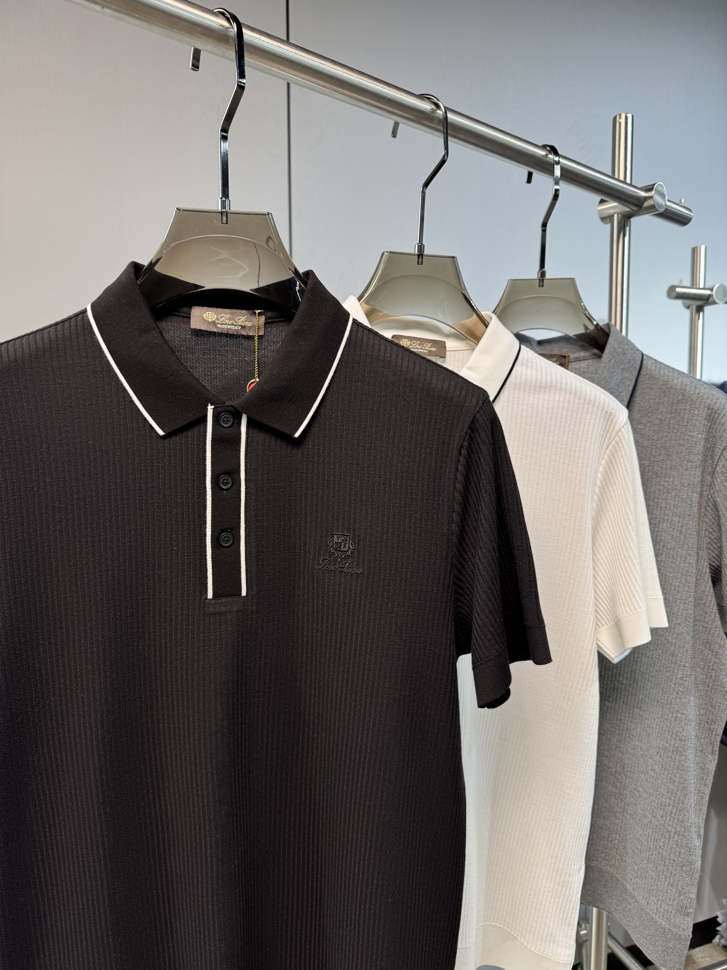 L春夏新款上市，竖坑条针织面料，自带立体纹理，告别平面单调，触感软糯又挺括，撞色细节，精致刺绣小标，经典