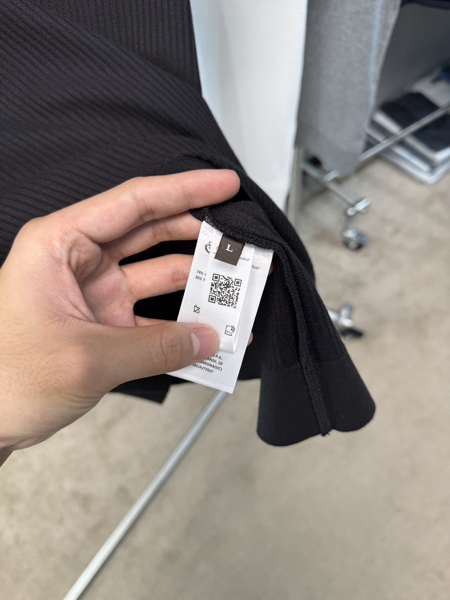 L春夏新款上市，竖坑条针织面料，自带立体纹理，告别平面单调，触感软糯又挺括，撞色细节，精致刺绣小标，经典