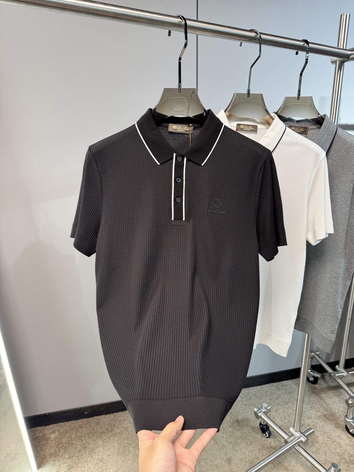 L春夏新款上市，竖坑条针织面料，自带立体纹理，告别平面单调，触感软糯又挺括，撞色细节，精致刺绣小标，经典