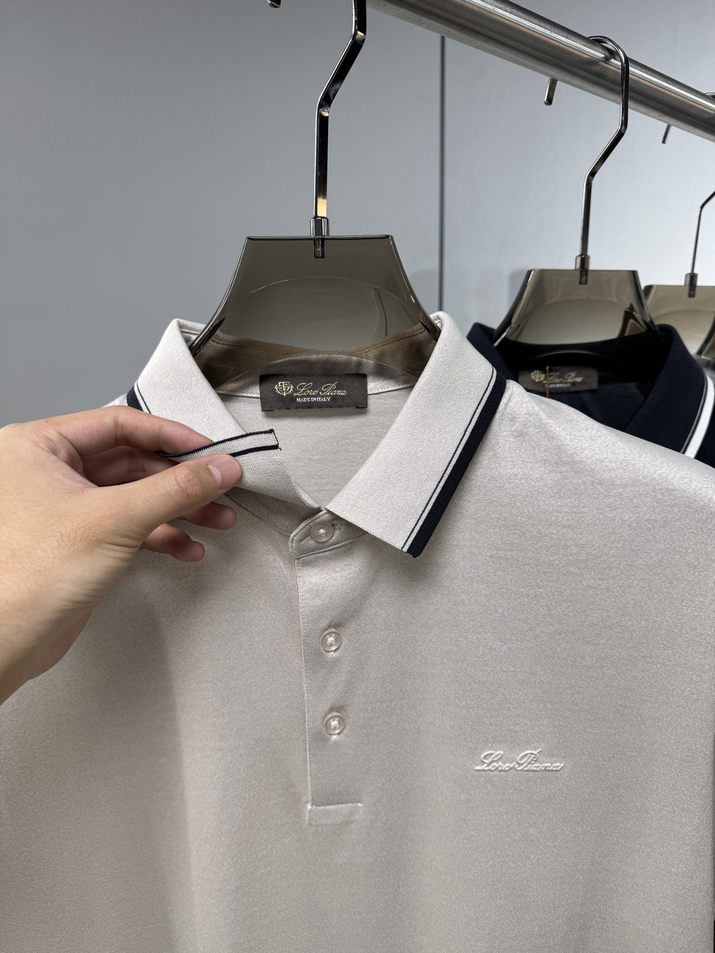 上新 26ss Loro Piana 春夏新款花灰起脚平纹短袖 原版定制 轻薄透气 上身丝滑舒适 高端大
