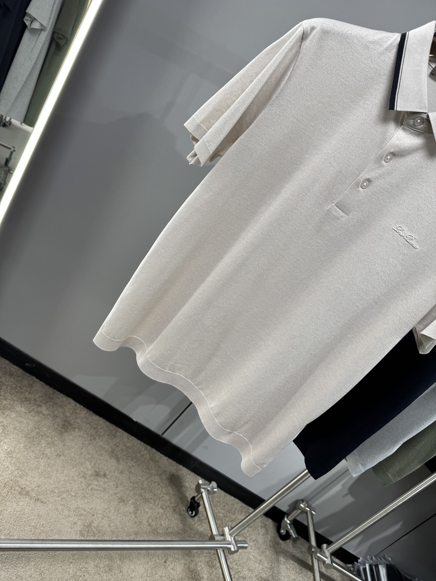 上新 26ss Loro Piana 春夏新款花灰起脚平纹短袖 原版定制 轻薄透气 上身丝滑舒适 高端大